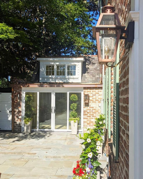 Primo Orleans Electric Wall Mount Lifestyle 33