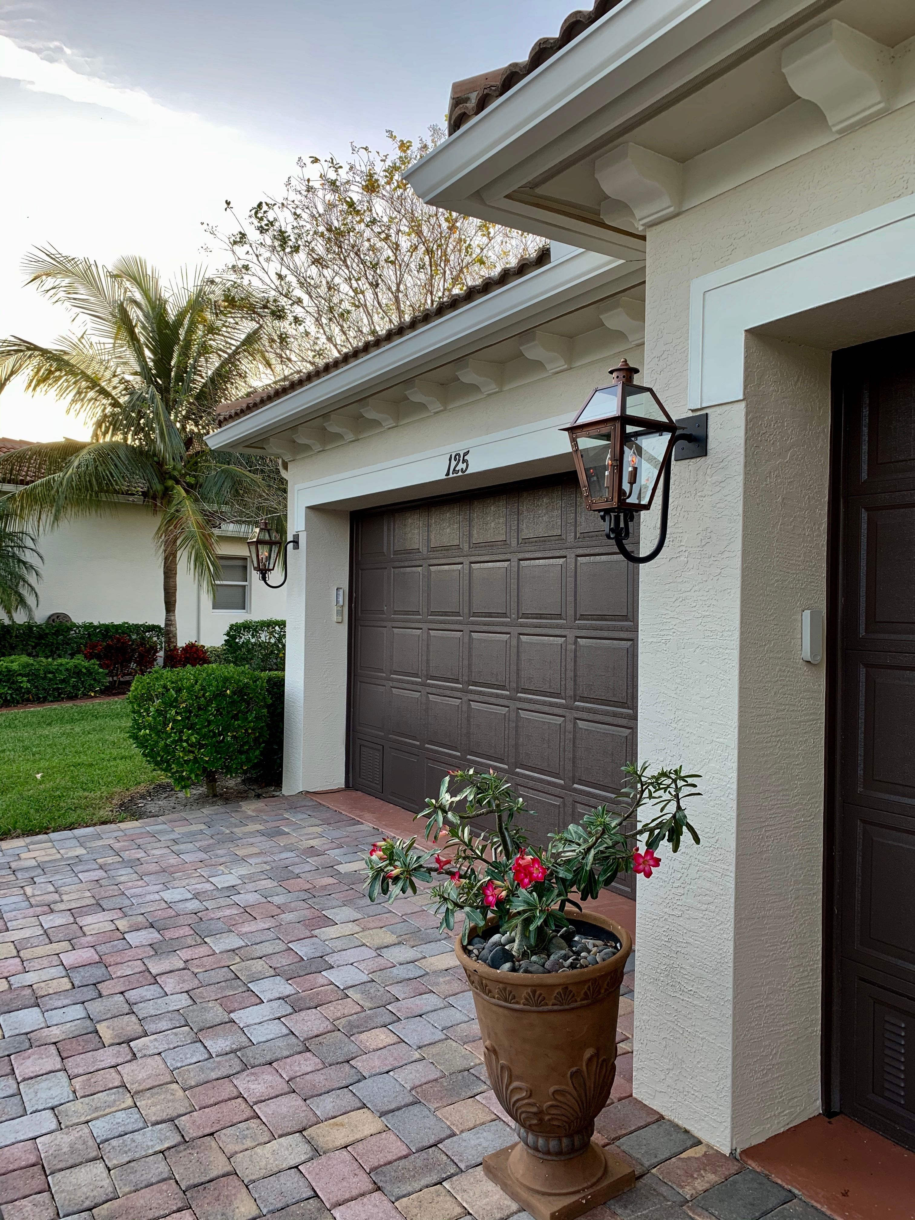 Primo Orleans Gas Gooseneck Wall Mount Lifestyle 67