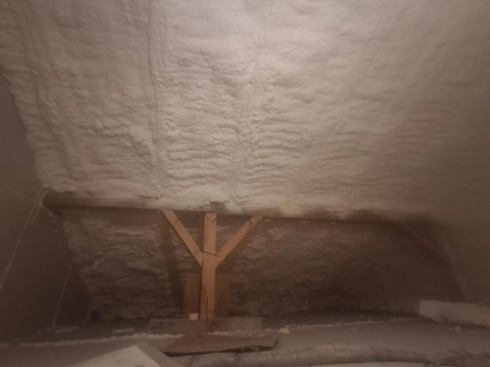 Spumă poliuretanică aplicată între grinzi pentru eliminarea punților termice