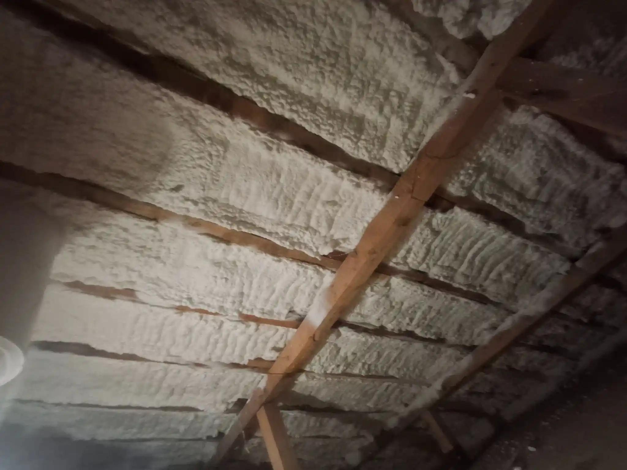 poliuretanică celulă deschisă aplicată între grinzi lemn în pod, grosime 15 cm