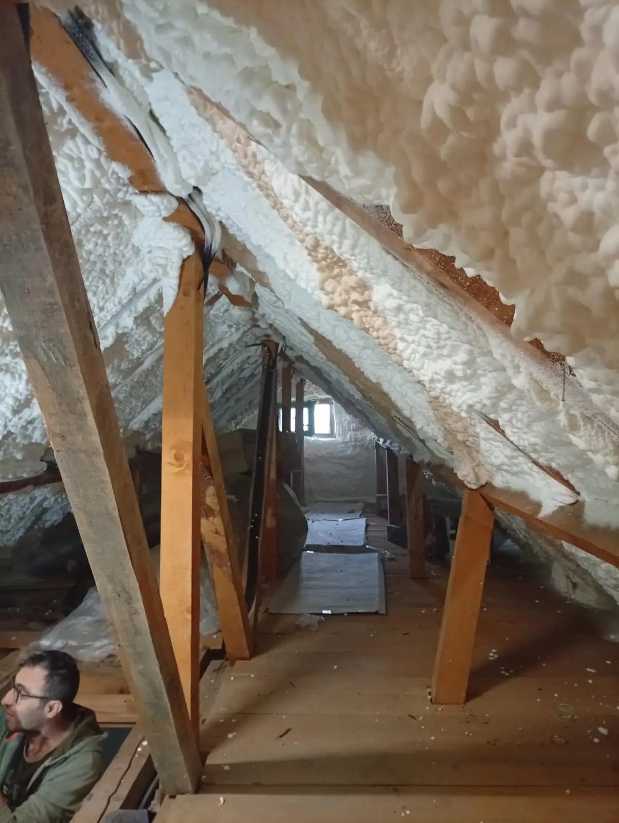 Mansardă izolată complet cu spumă poliuretanică, termoizolație profesională pentru pod realizată de Termoizolații România în Dolj