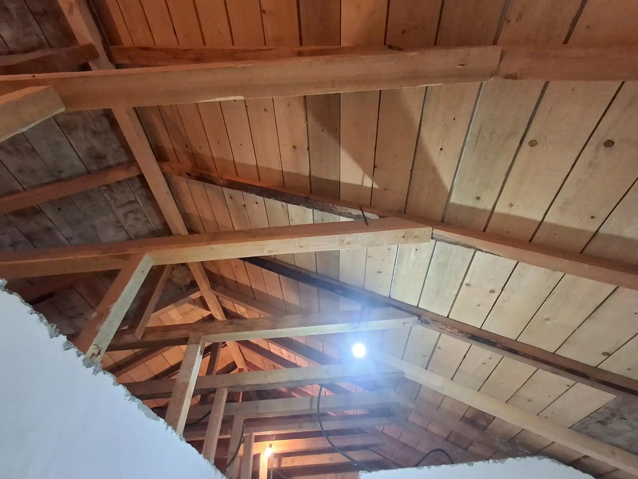 Mansardă neizolată înainte de aplicarea spumei poliuretanice cu celulă deschisă – Craiova