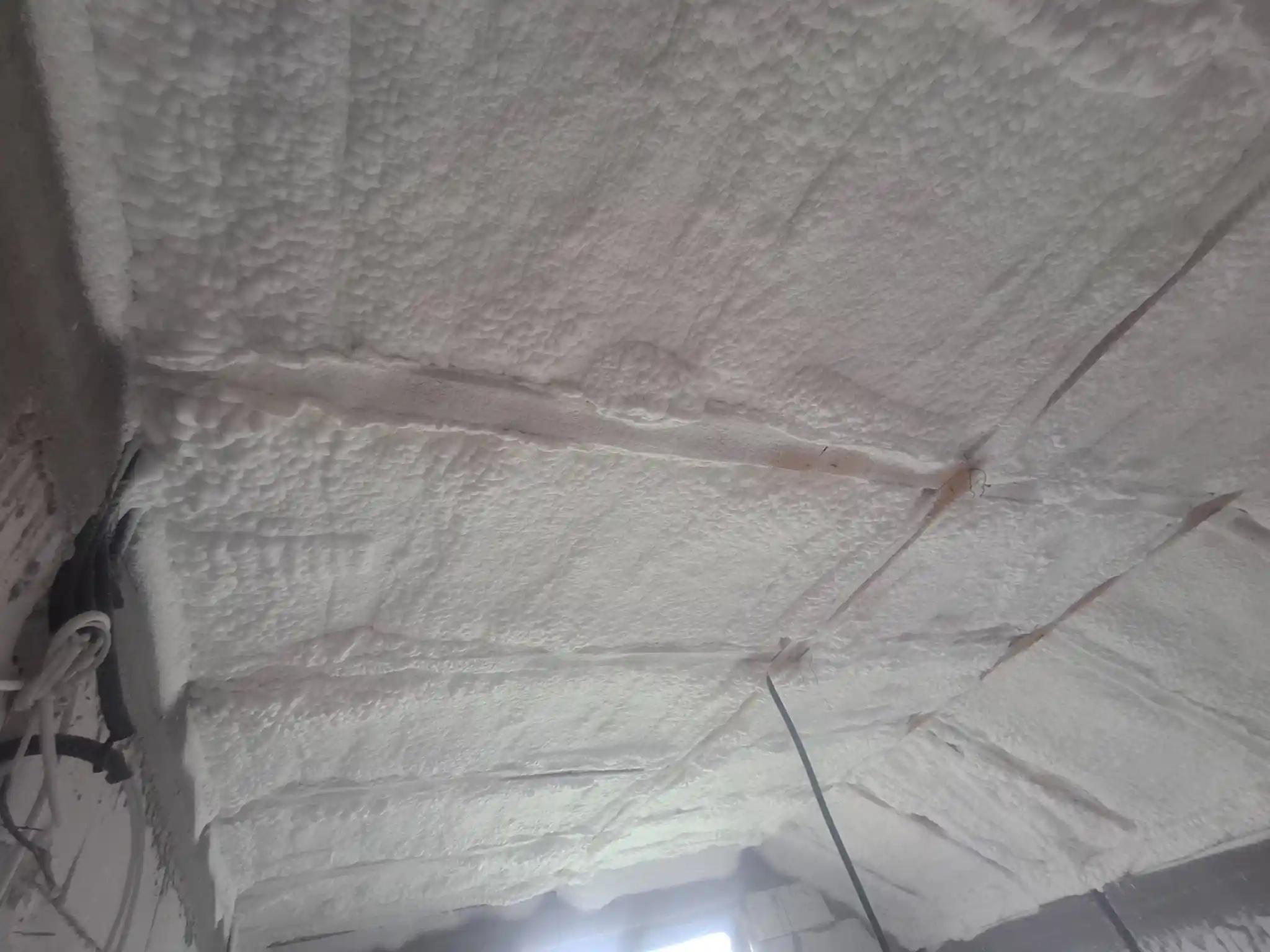 izolație completă pod cu spumă poliuretanică aplicată pe grinzi și suprafețe neregulate