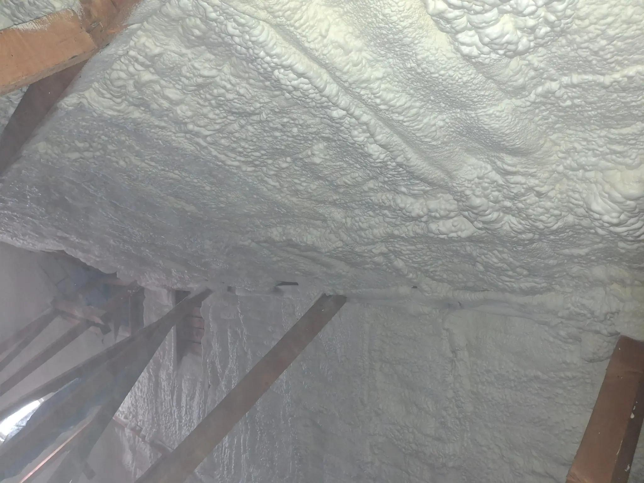 Aplicare profesională de spumă poliuretanică pentru izolația podului, sistem cu celulă deschisă în Caineni