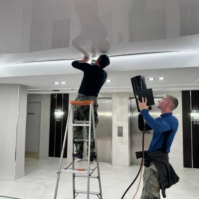 Montaj tavan extensibil realizat de echipă profesională, instalare rapidă și finisaj impecabil.