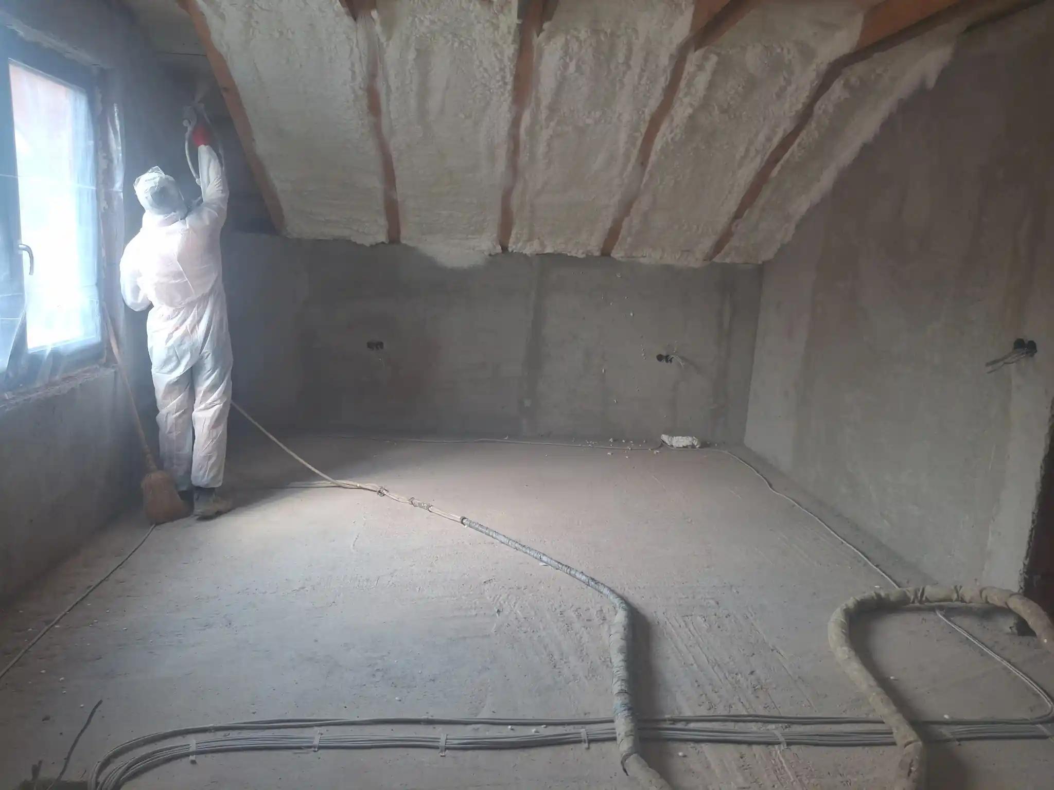 Proces aplicare spumă poliuretanică acoperis