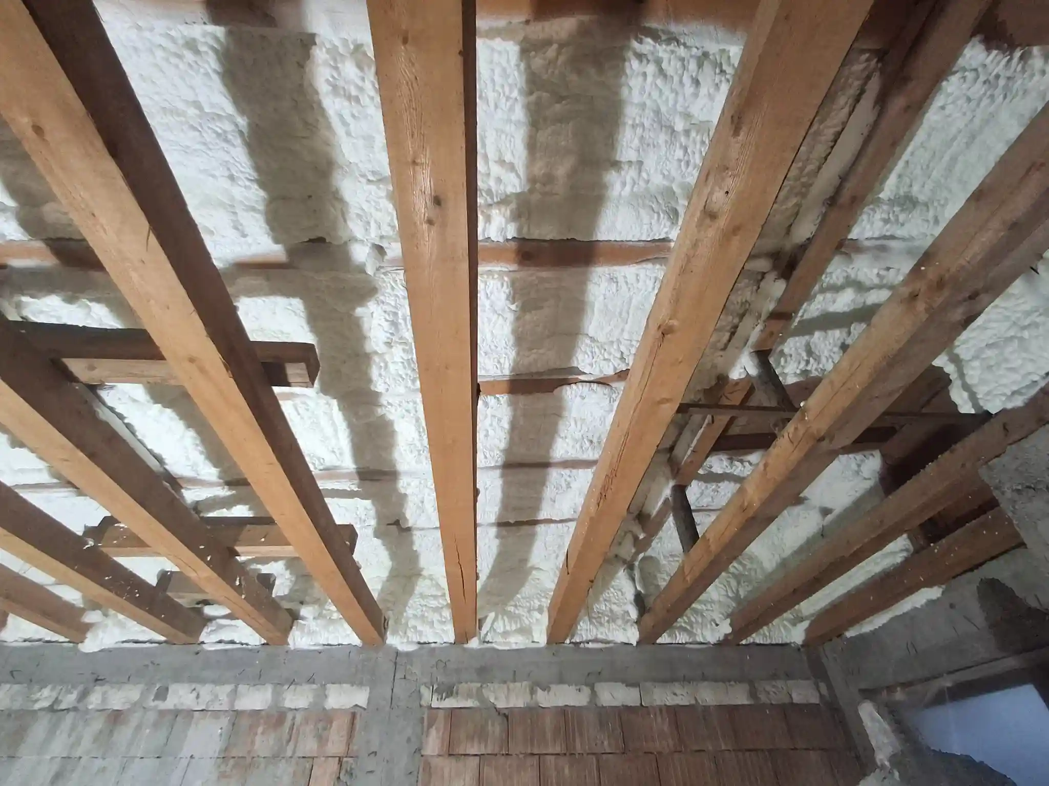 izolatie-profesionala-spuma-pod-casa-Craiova