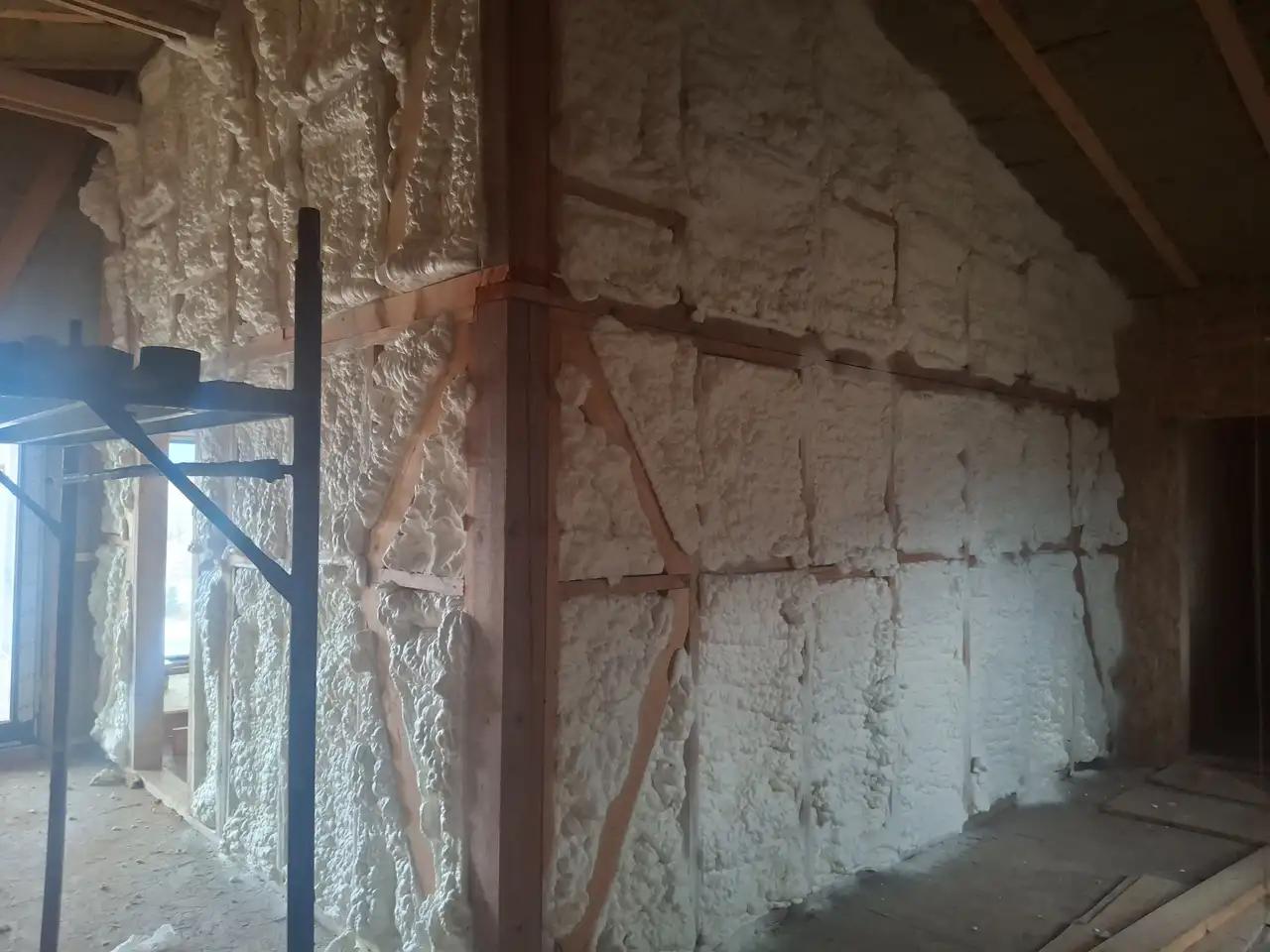 Izolație termică eficientă cu spumă poliuretanică 15 cm