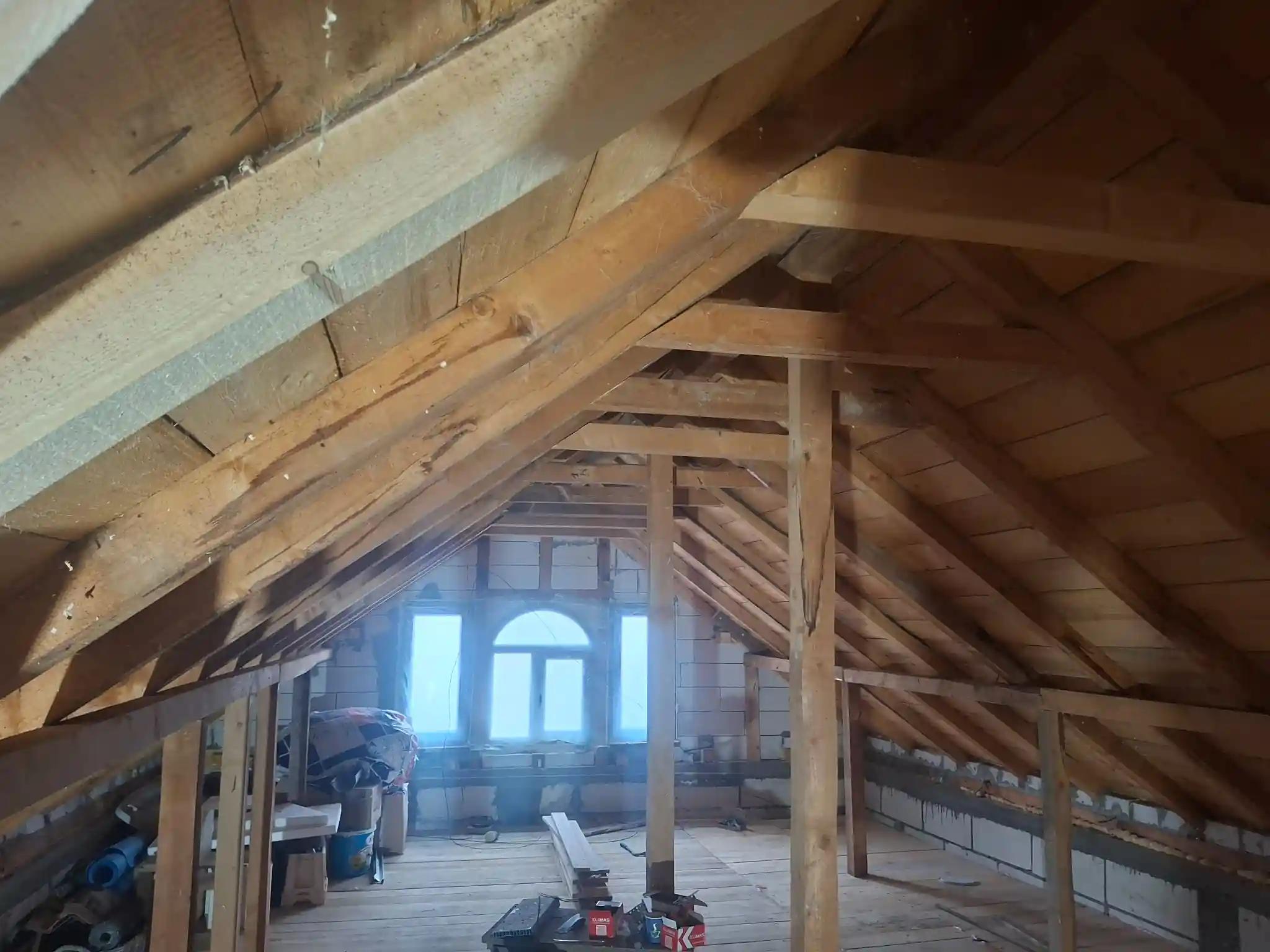 Acoperiș din lemn fără izolație termică, pod înainte de lucrările de izolare