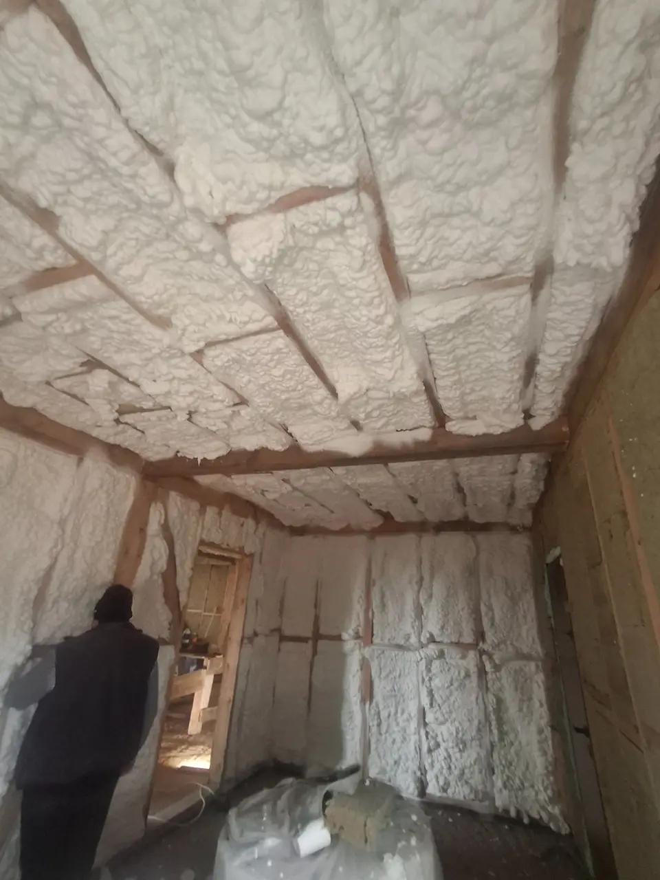 Izolație pereți interiori cu spumă poliuretanică Brașov