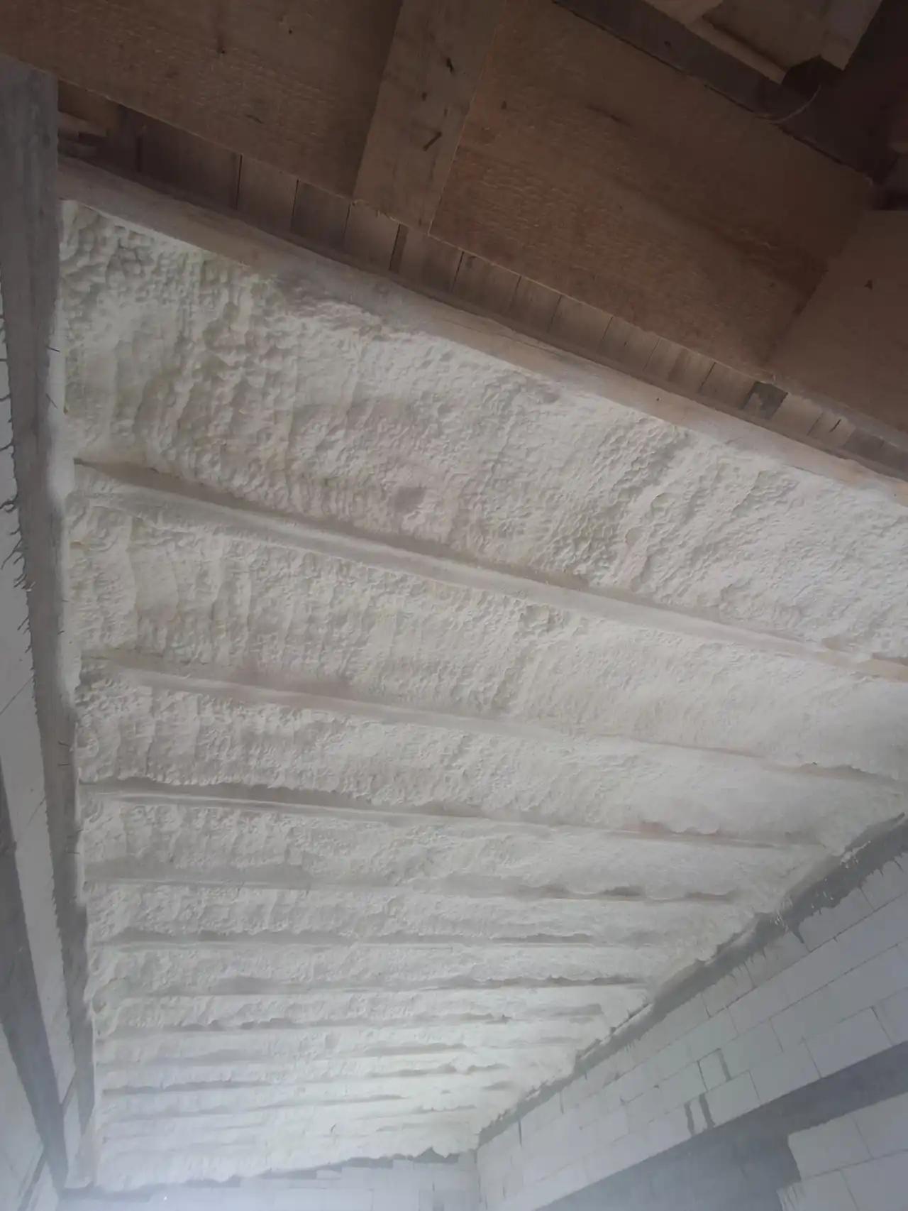 Acoperis izolat cu spuma poliuretanica dupa aplicare