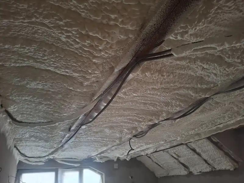 Spumă poliuretanică aplicată peste instalații electrice, asigurând izolație fără punți termice