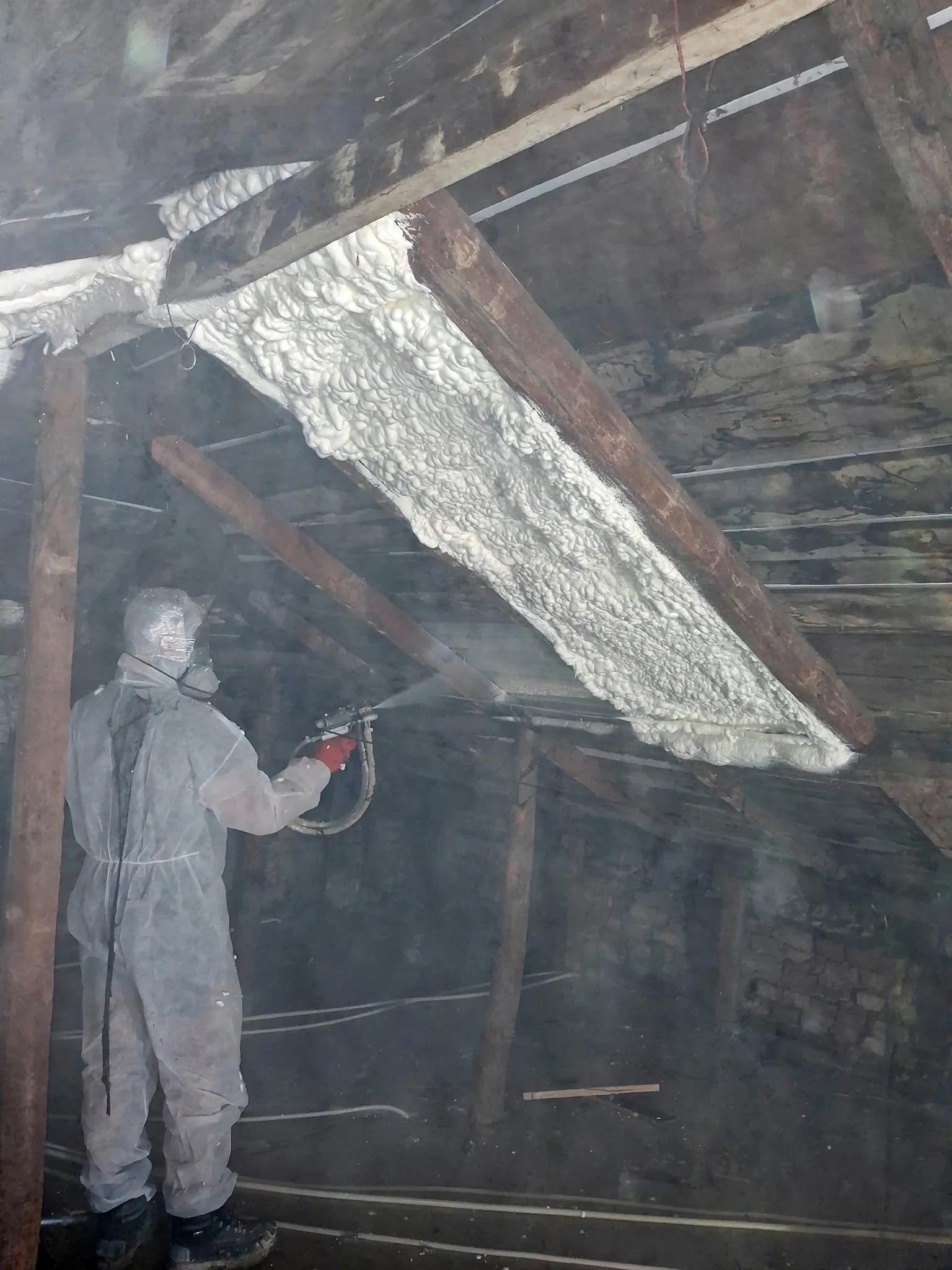 Executie izolatie mansarda spuma poliuretanica Domnesti