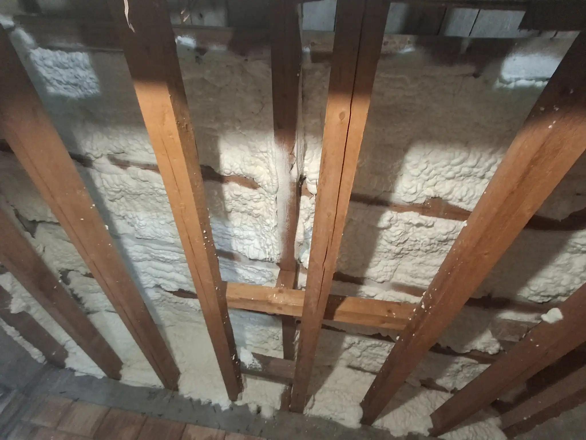 izolare-acoperis-interior-cu-spuma-poliuretanica