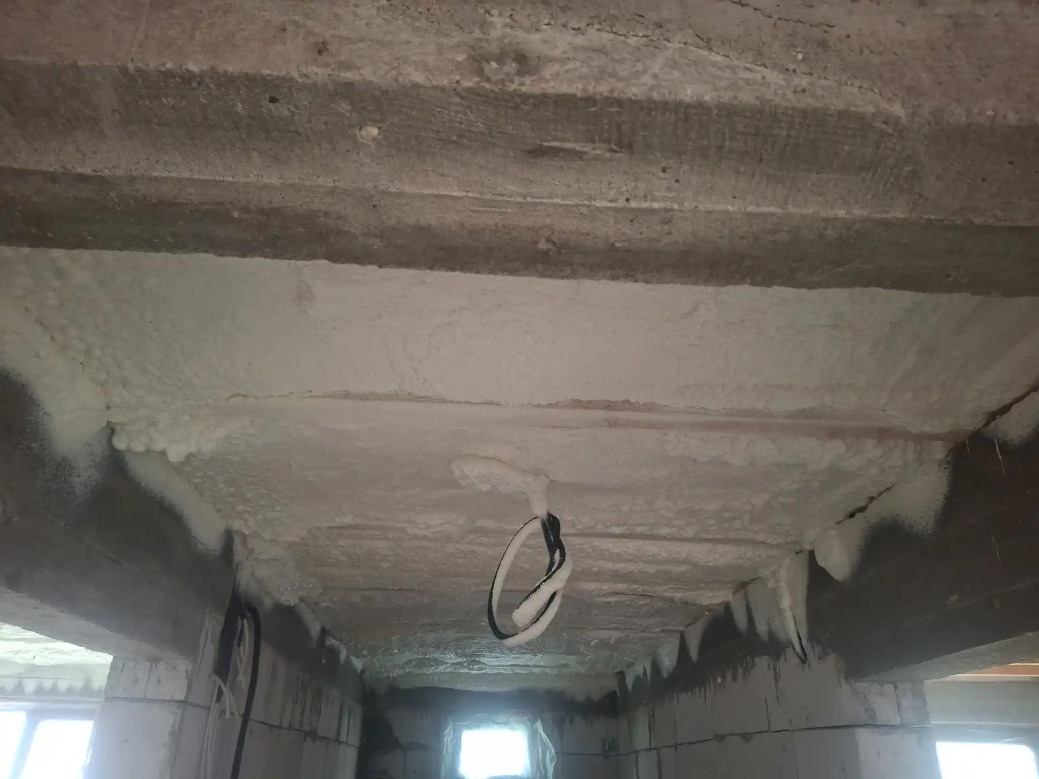 izolație planșeu beton cu spumă poliuretanică expandată aplicată continuu fără punți termice