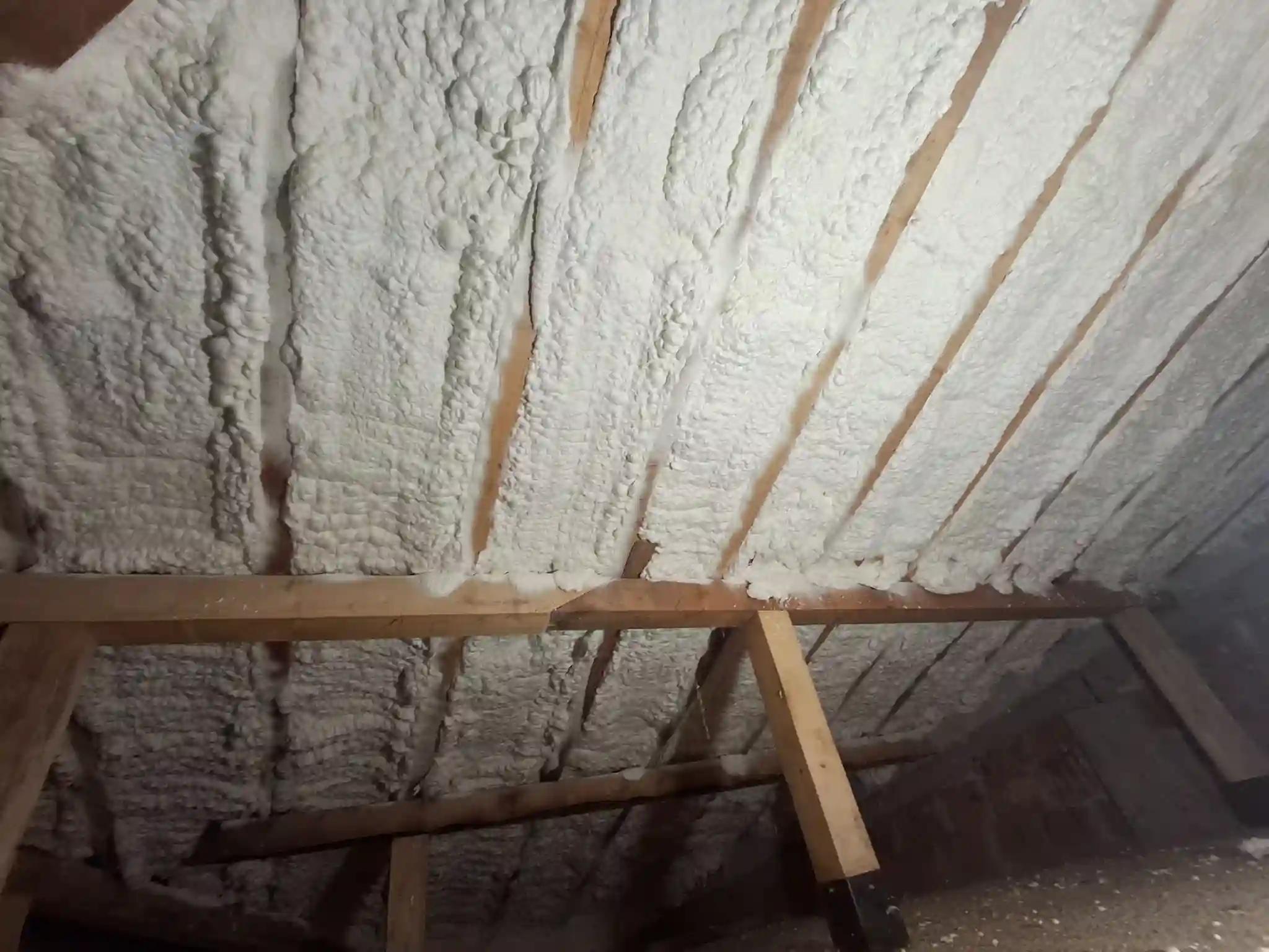 Izolație integrală pod cu spumă poliuretanică celulă deschisă 15 cm, proiect 180 mp Tg Jiu