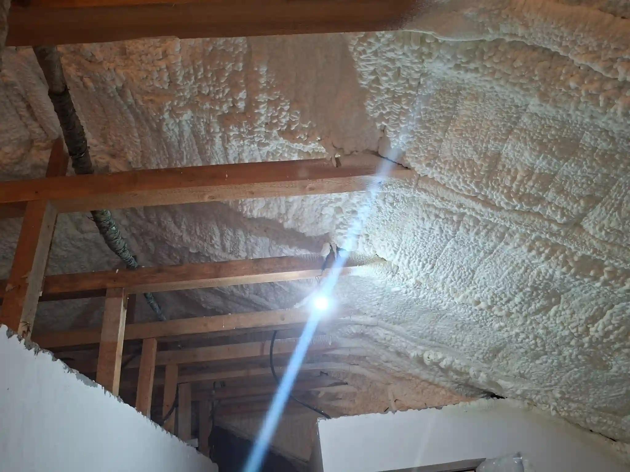 Spumă poliuretanică aplicată pe tavan după izolație în Craiova, Dolj