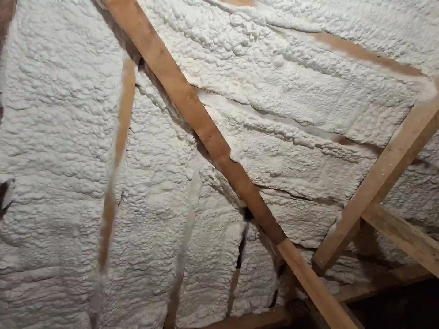 Eliminare punți termice în pod prin aplicare spumă poliuretanică celulă deschisă 15 cm