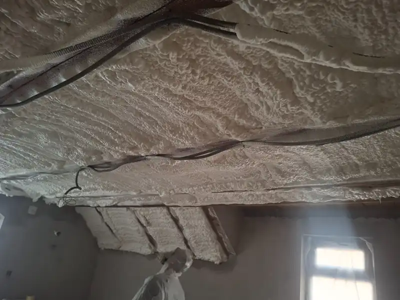 Izolație tavan mansardă cu spumă poliuretanică