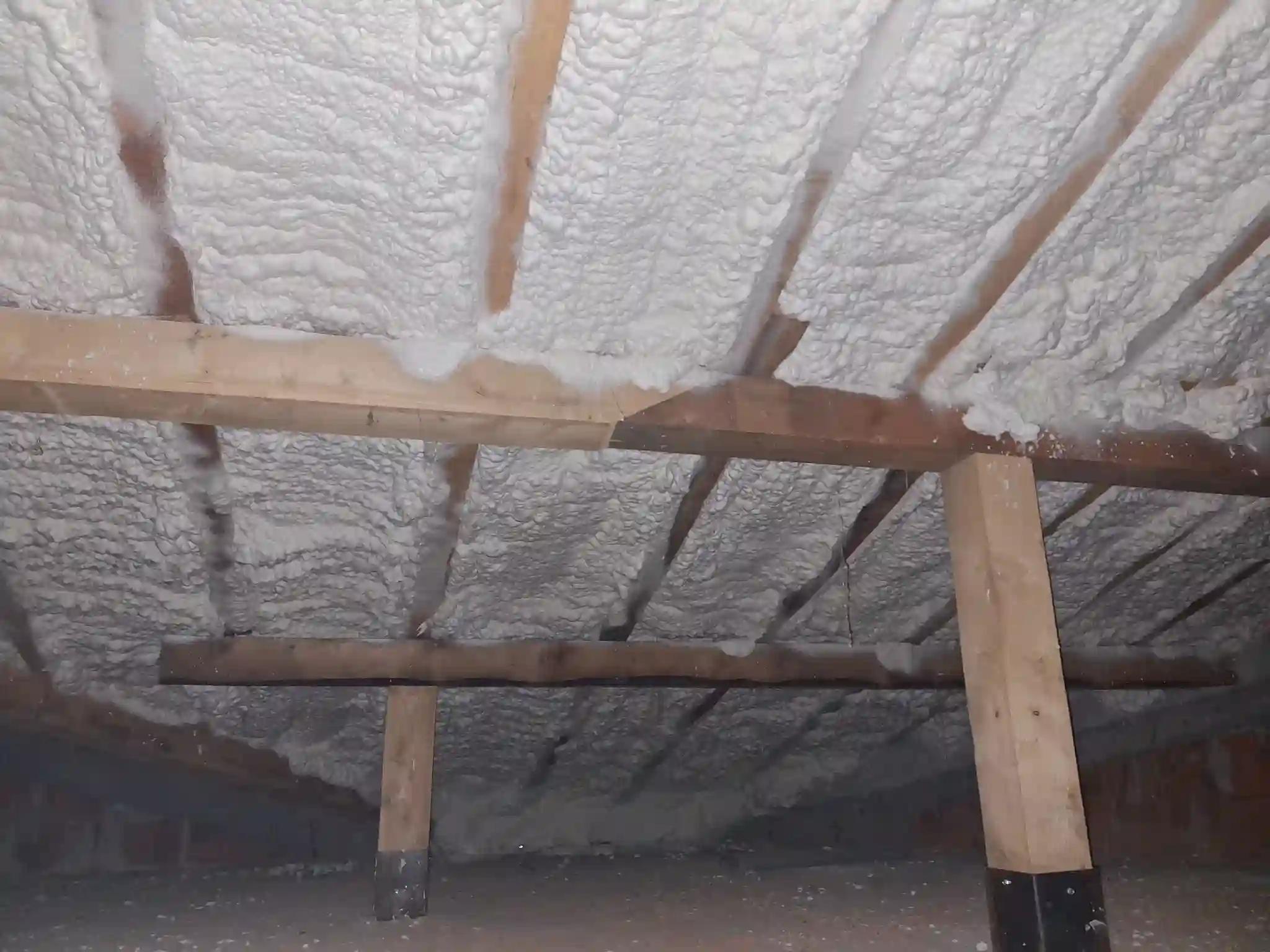 Izolație pod cu spumă poliuretanică celulă deschisă 15 cm aplicată pe astereală lemn în Tg Jiu, Gorj