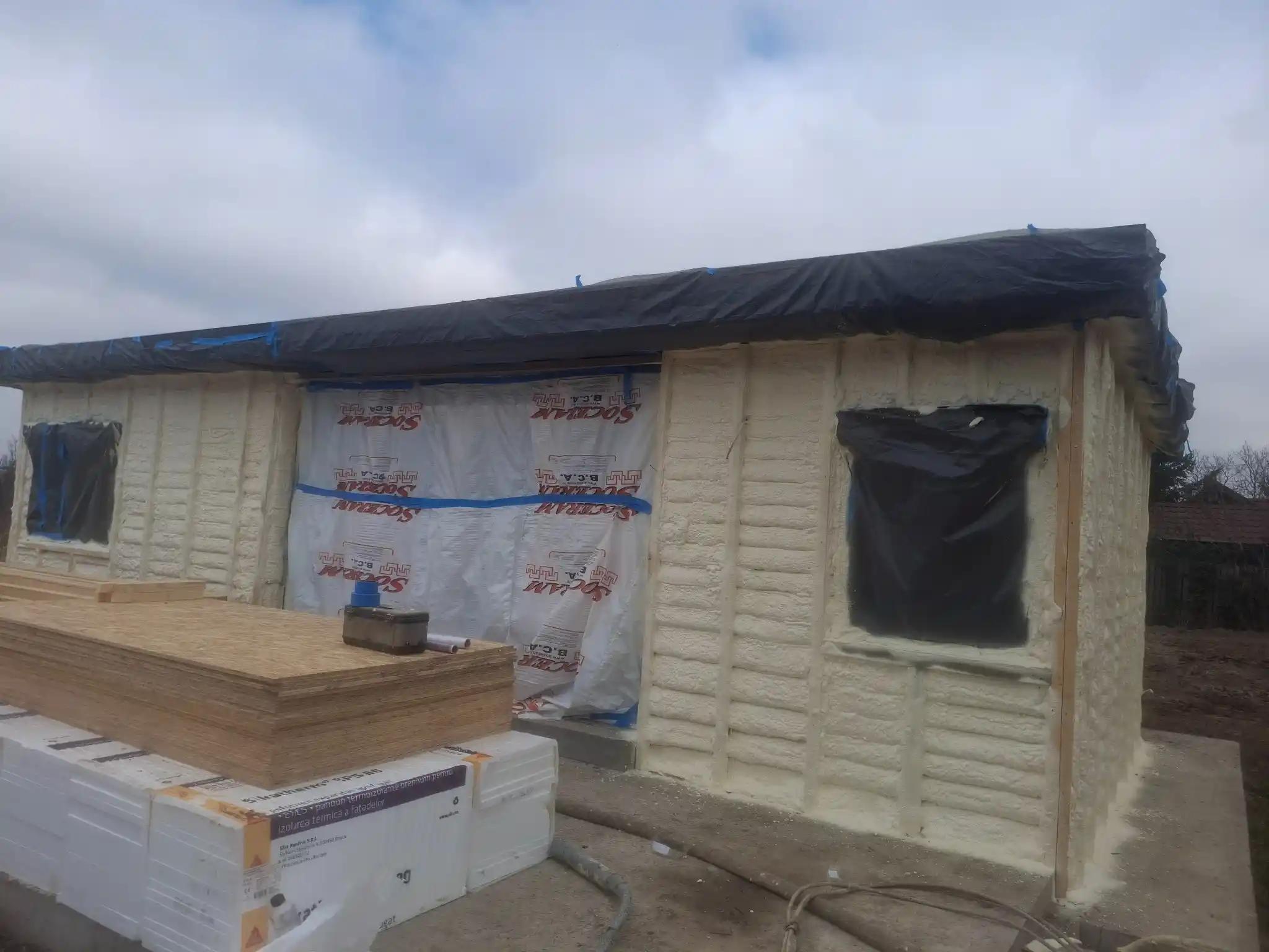 Fațadă casă lemn după aplicarea spumei poliuretanice, etanșare completă și eficiență energetică ridicată