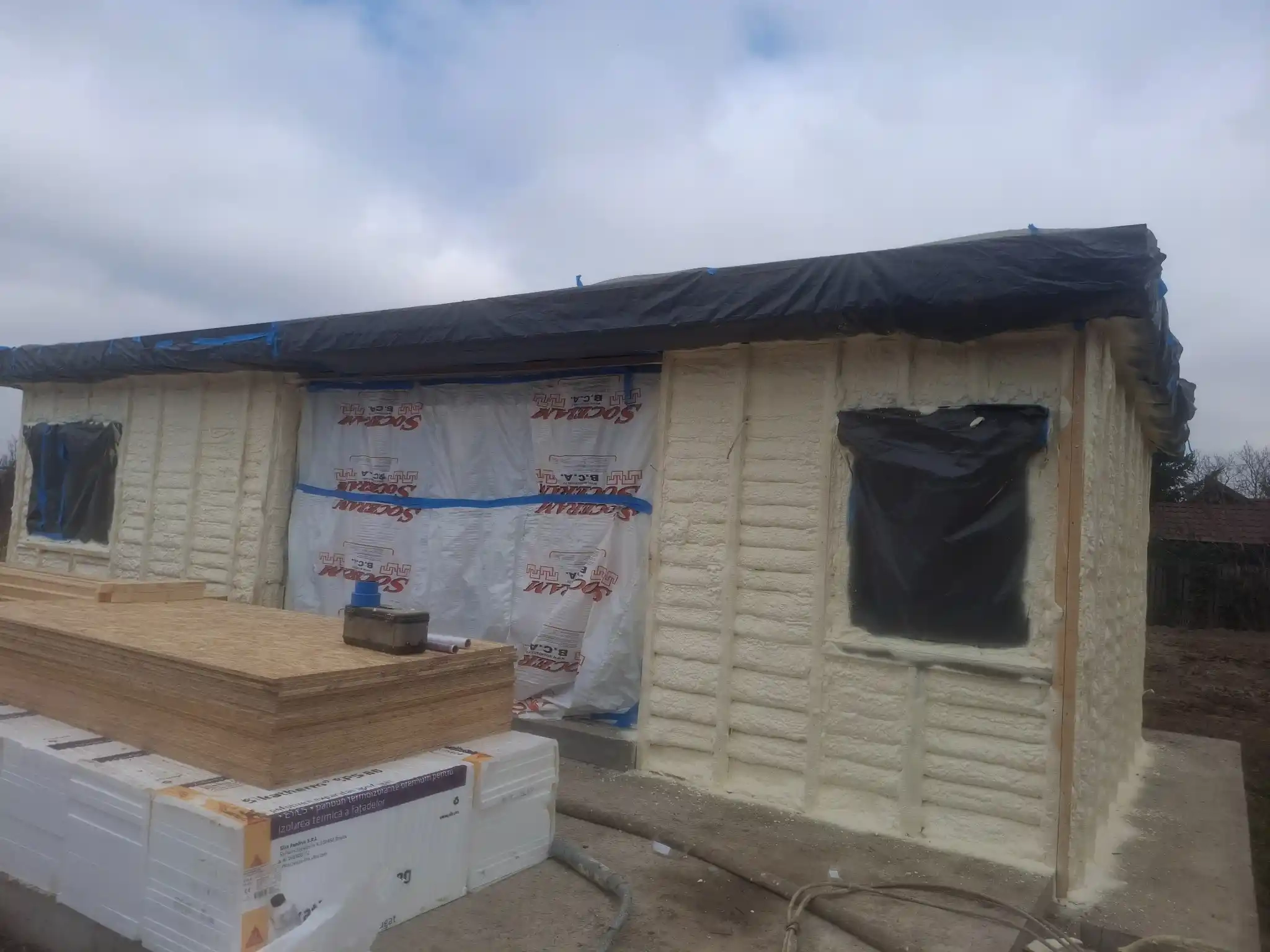 Fațadă casă lemn după aplicarea spumei poliuretanice, etanșare completă și eficiență energetică ridicată