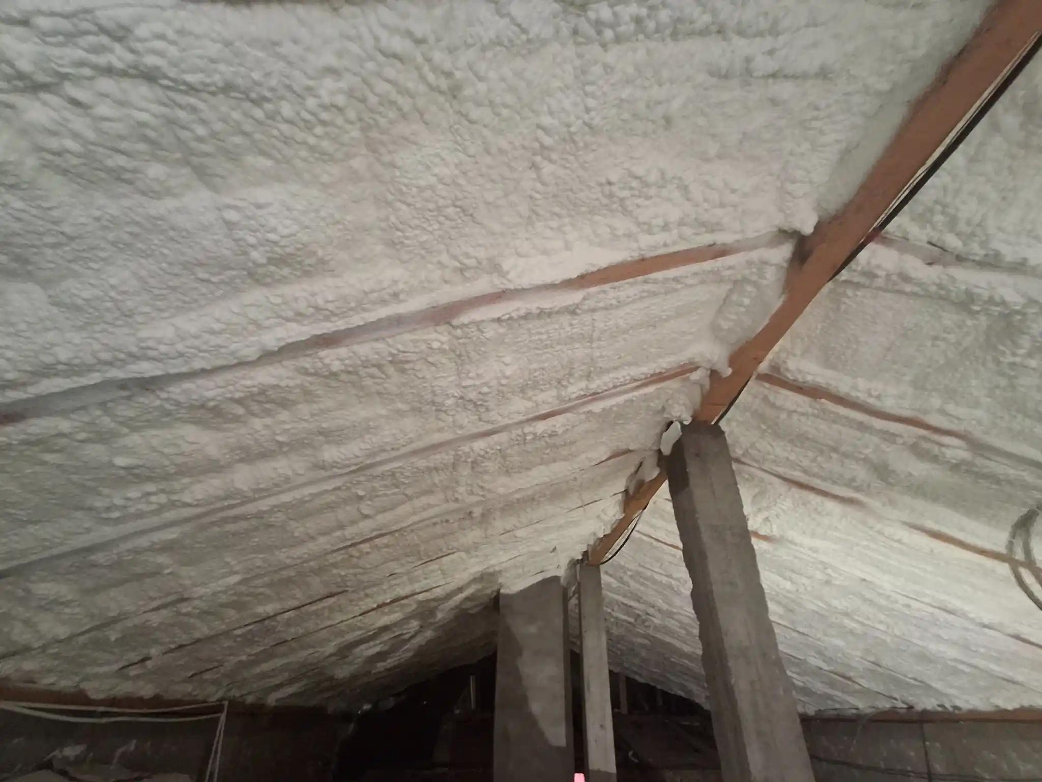 Mansardă izolată complet cu spumă poliuretanică cu celulă deschisă, lucrare finalizată în Poiana Mare, județul Dolj