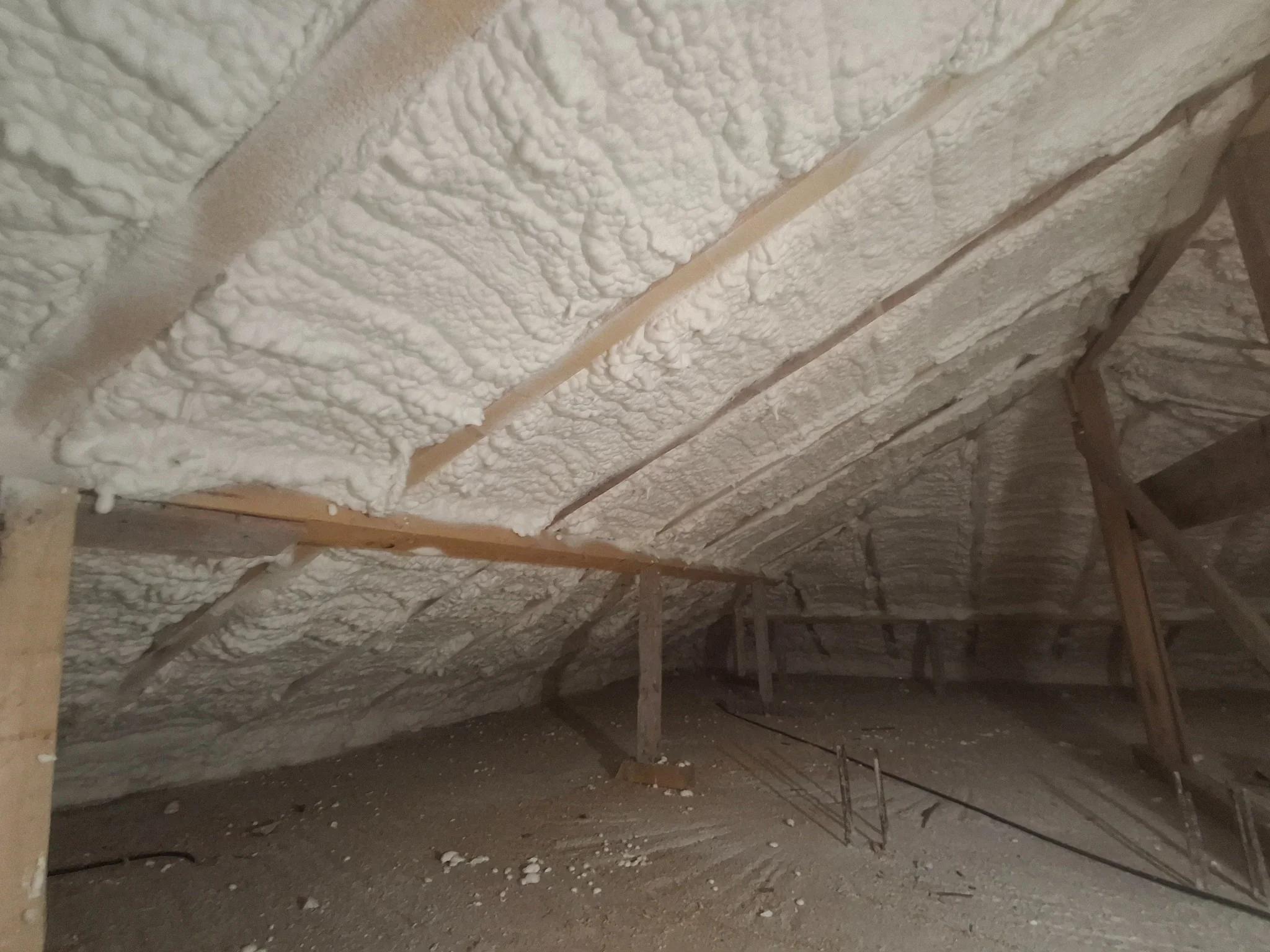 Aplicare spumă poliuretanică celulă deschisă 15 cm pe 150 m² pod casă