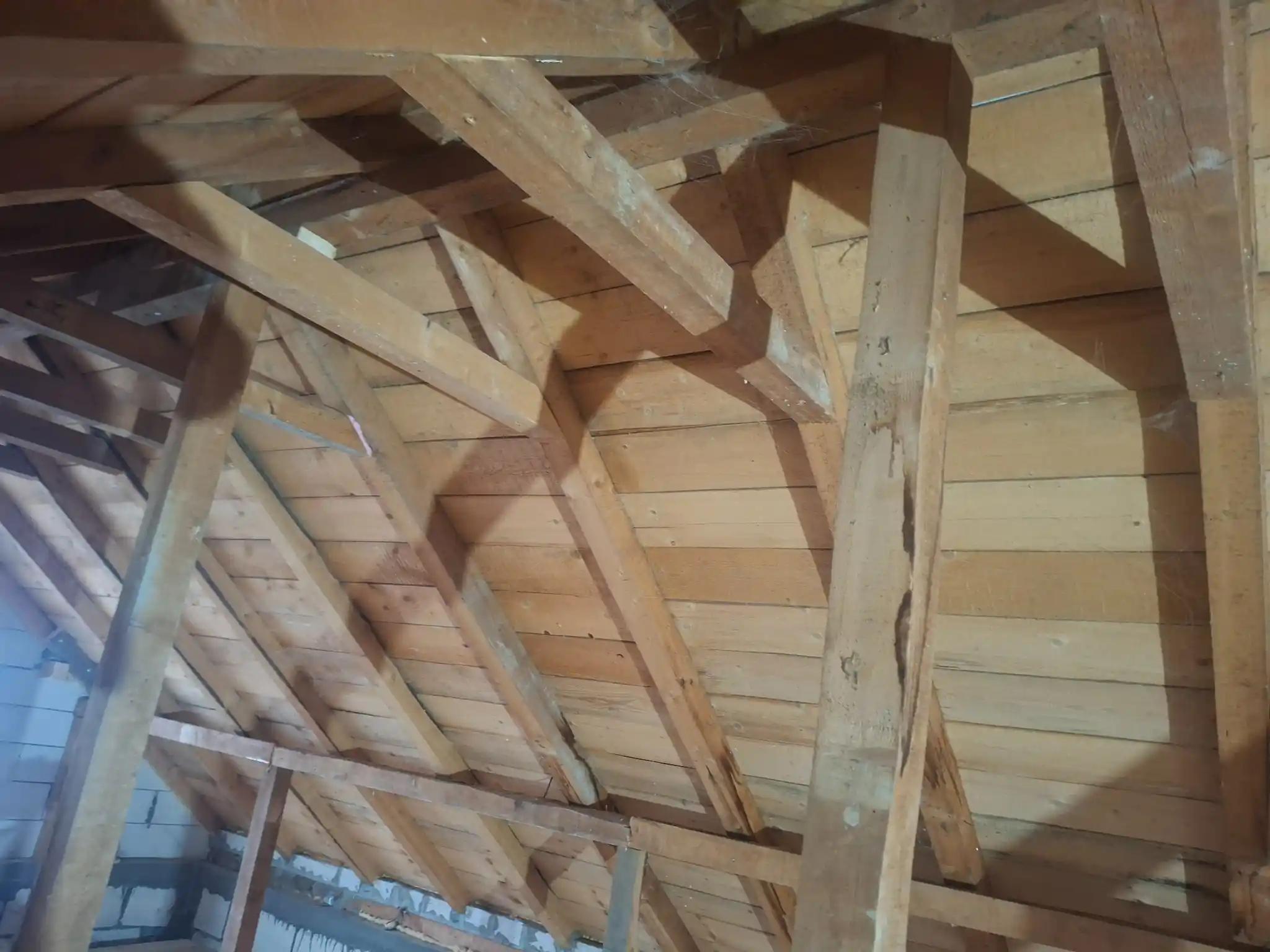 Partea stângă a acoperișului din pod neizolată, înainte de aplicarea spumei