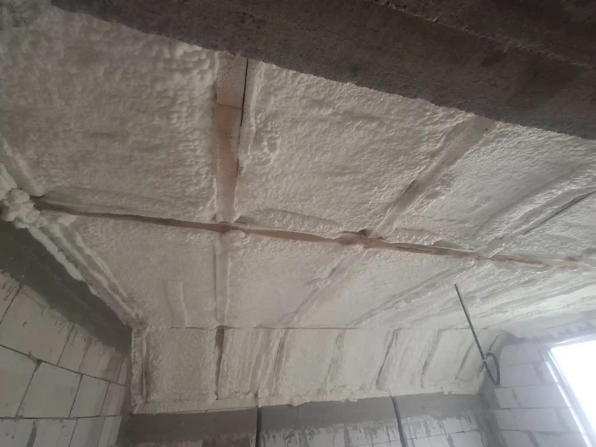 izolație tavan spumă poliuretanică celulă deschisă aplicată pe grinzi lemn Teleorman