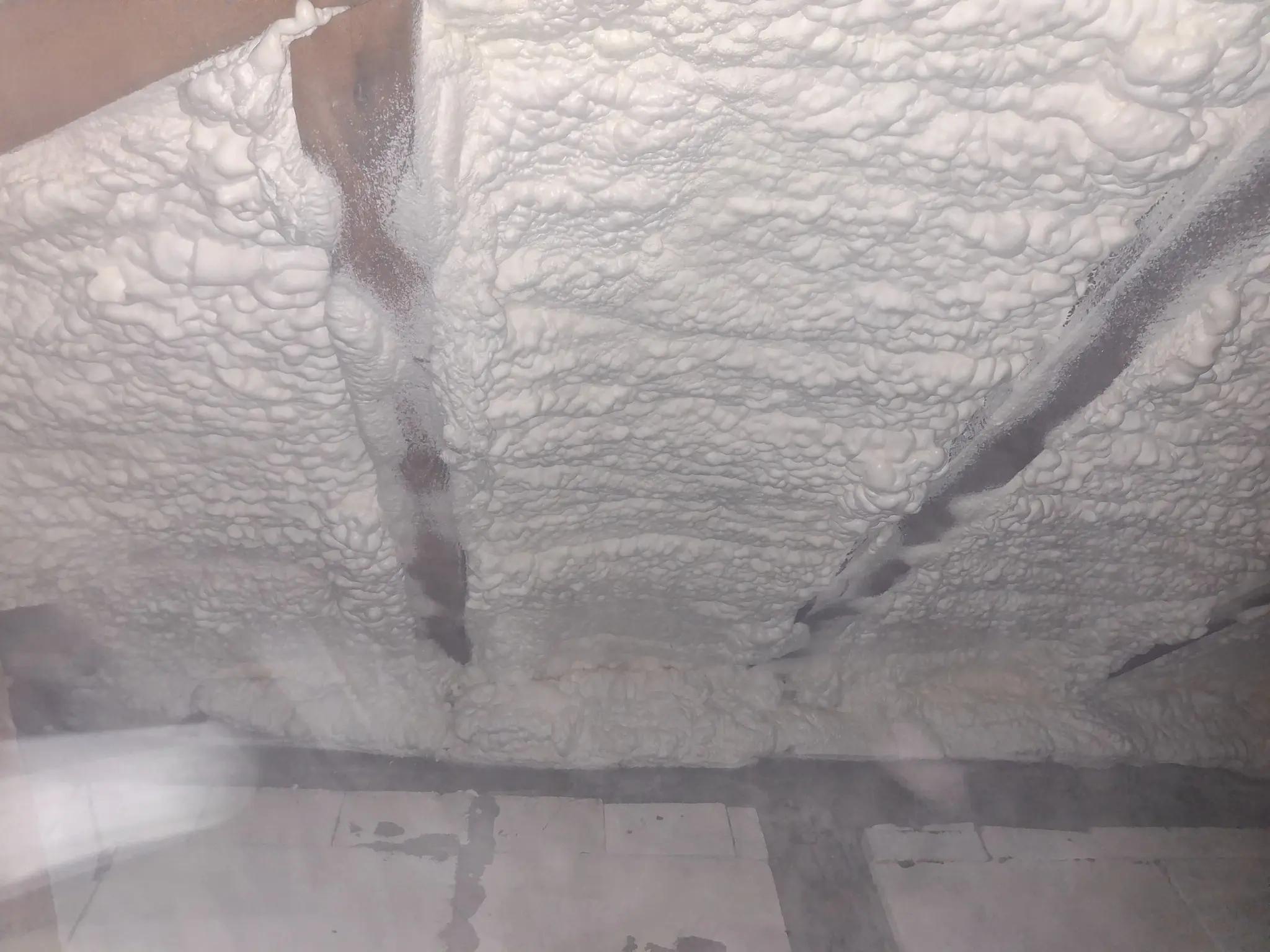 Aplicare de spumă poliuretanică cu celulă deschisă pentru izolarea podului, în cadrul unui proiect de izolații în Drobeta Turnu Severin