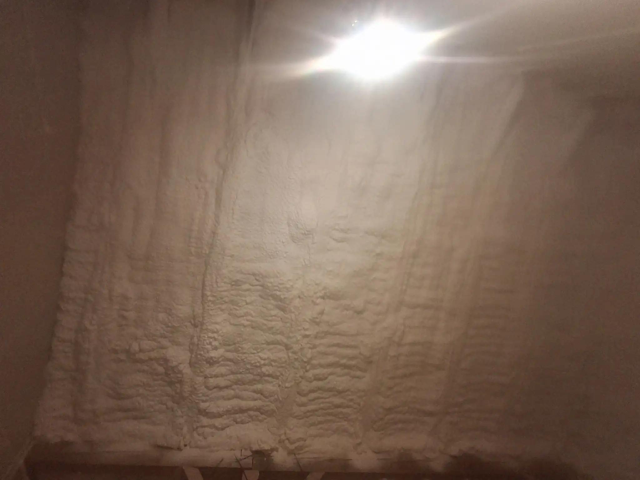 interior acoperit cu spumă poliuretanică expandată pentru izolare termică