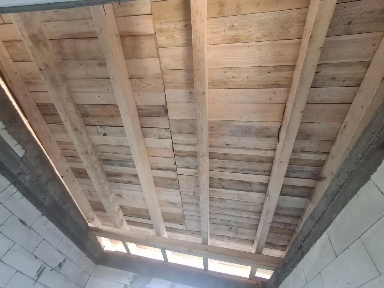 Structura acoperis din lemn inainte de izolarea cu spuma poliuretanica