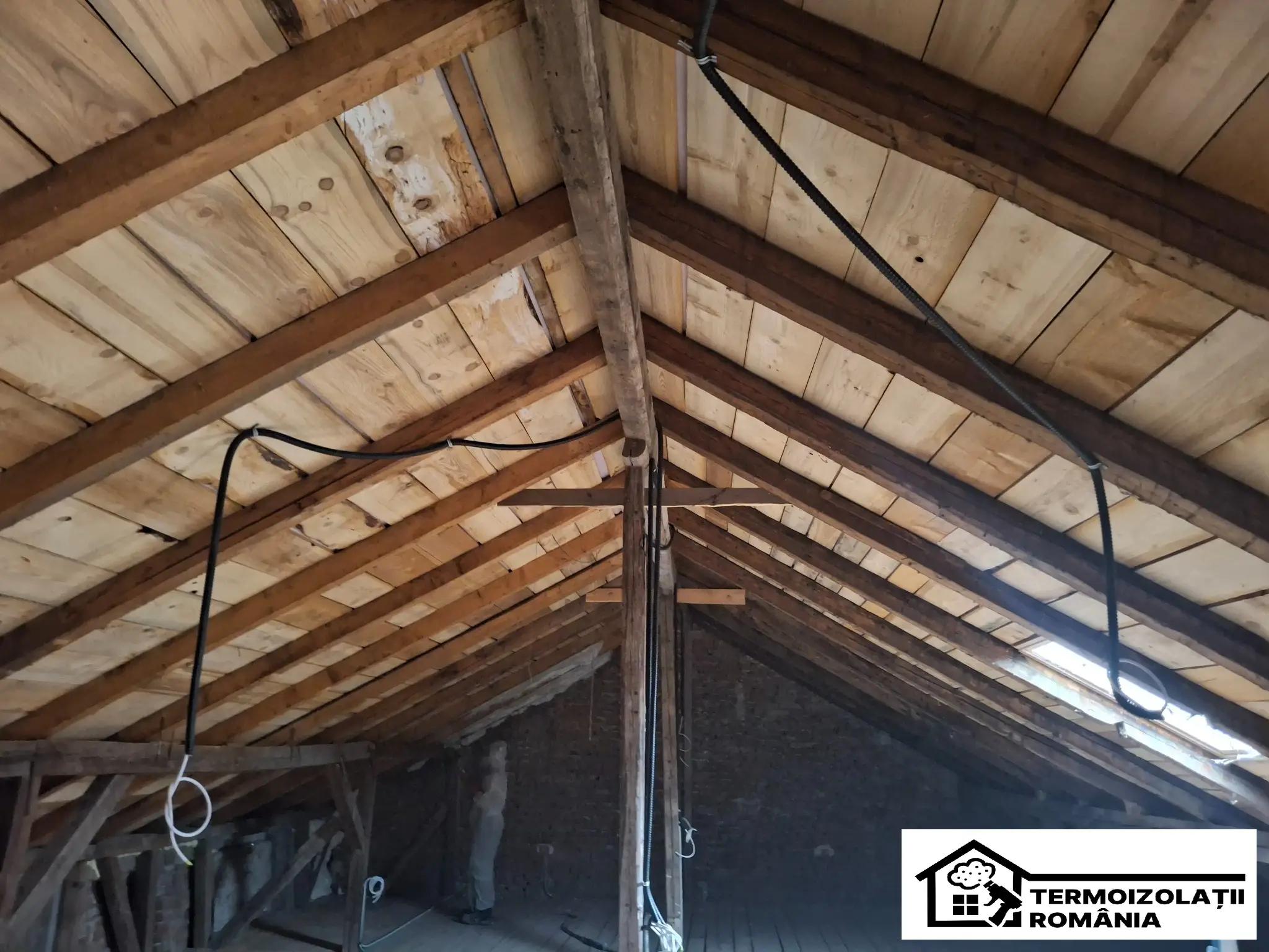 Pod neizolat cu pierderi masive de căldură – suprafață slab eficientă înainte de aplicarea spumei poliuretanice pentru izolare termică totală