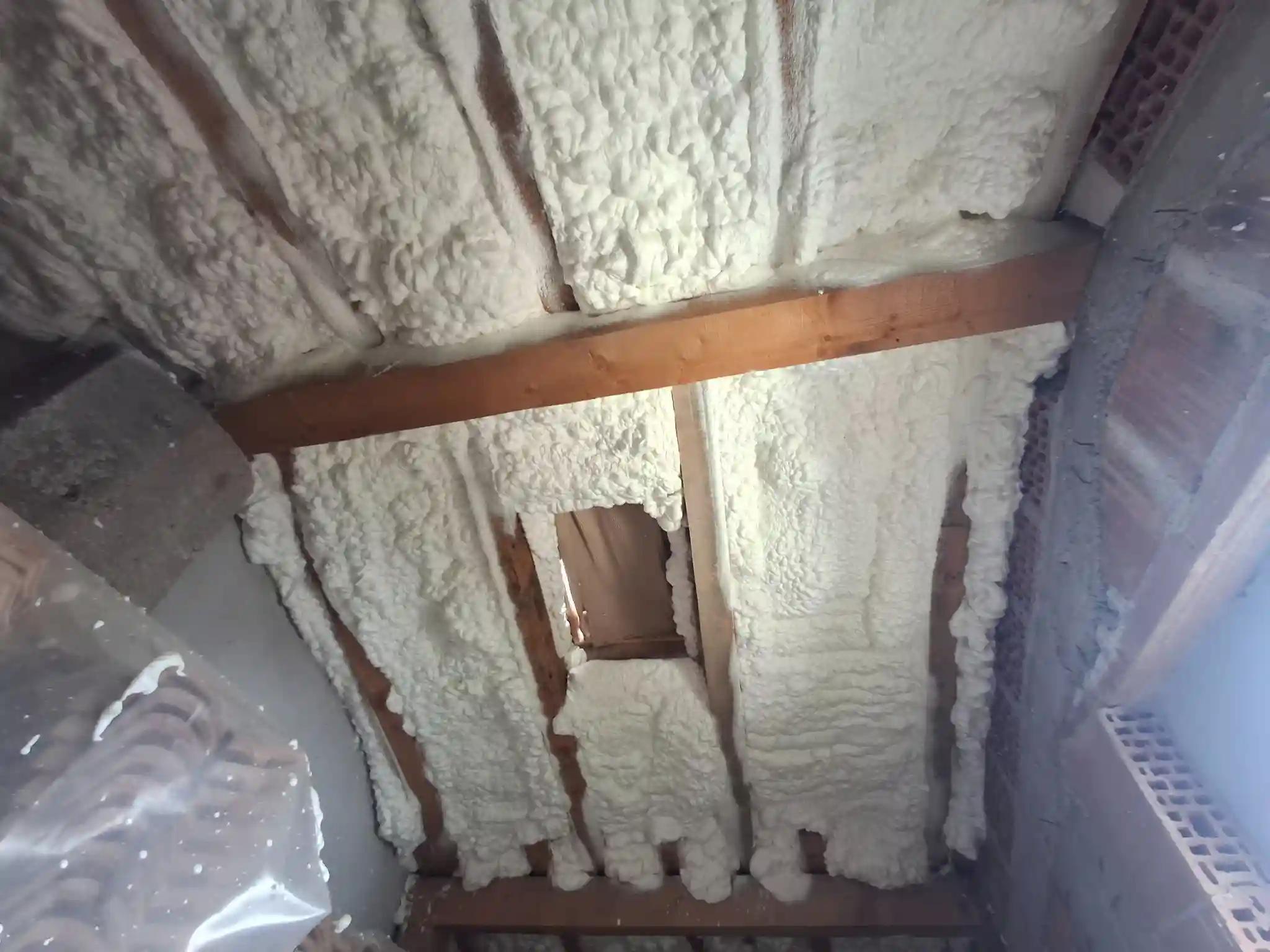 Aplicare spumă poliuretanică pe suprafețe verticale și înclinate în pod, Tg Jiu Gorj