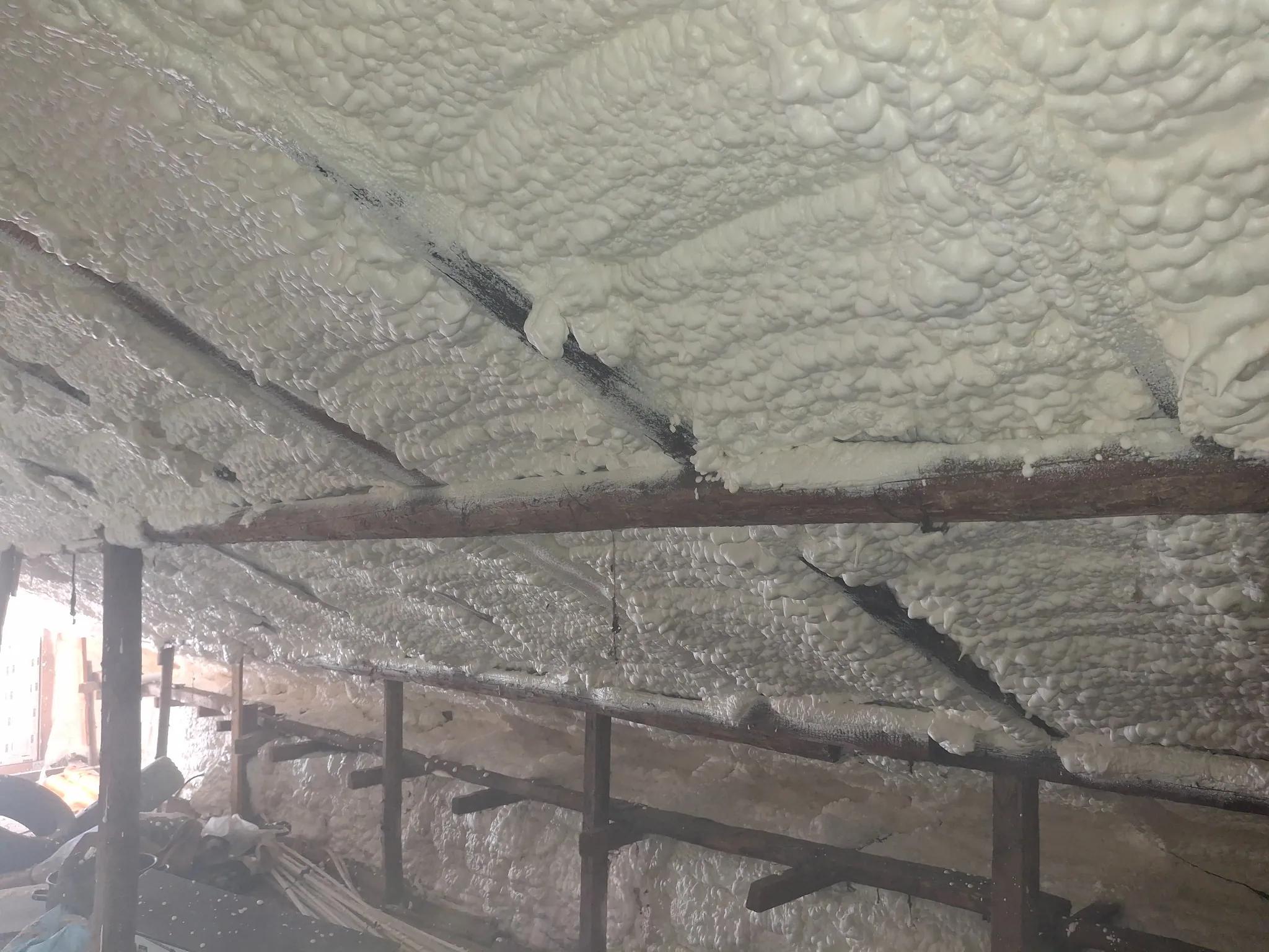 izolatie mansarda realizata cu spuma poliuretanica cu celula deschisa pentru eficienta termica in Domnesti