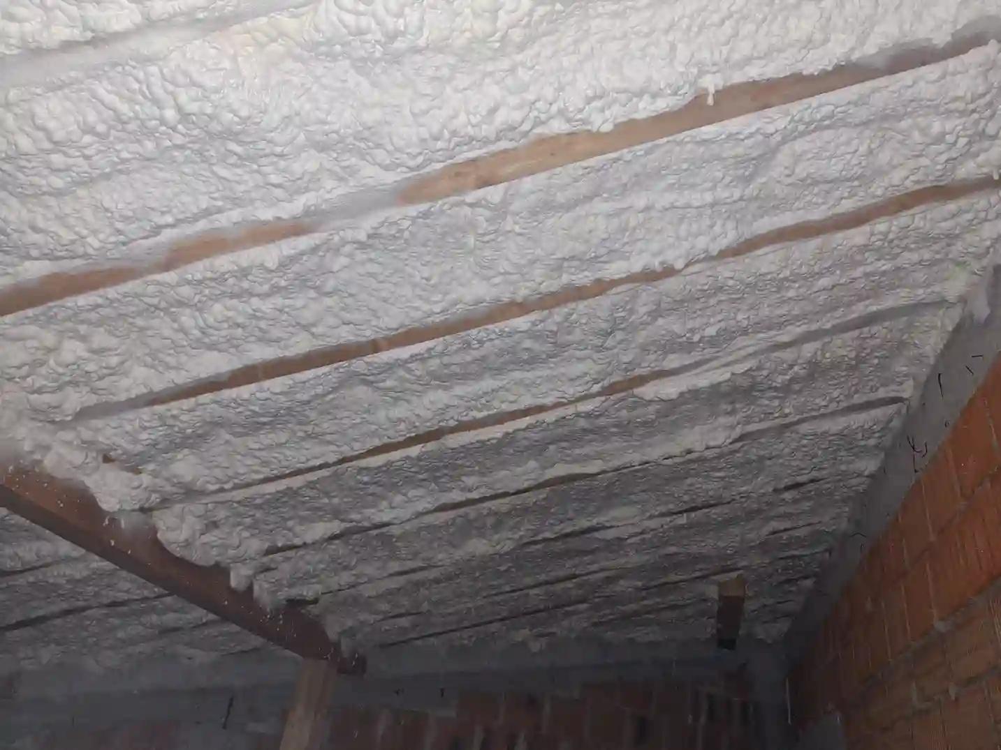 Rezultat final izolație pod cu spumă poliuretanică 15 cm pe structură lemn, Tg Jiu Gorj 