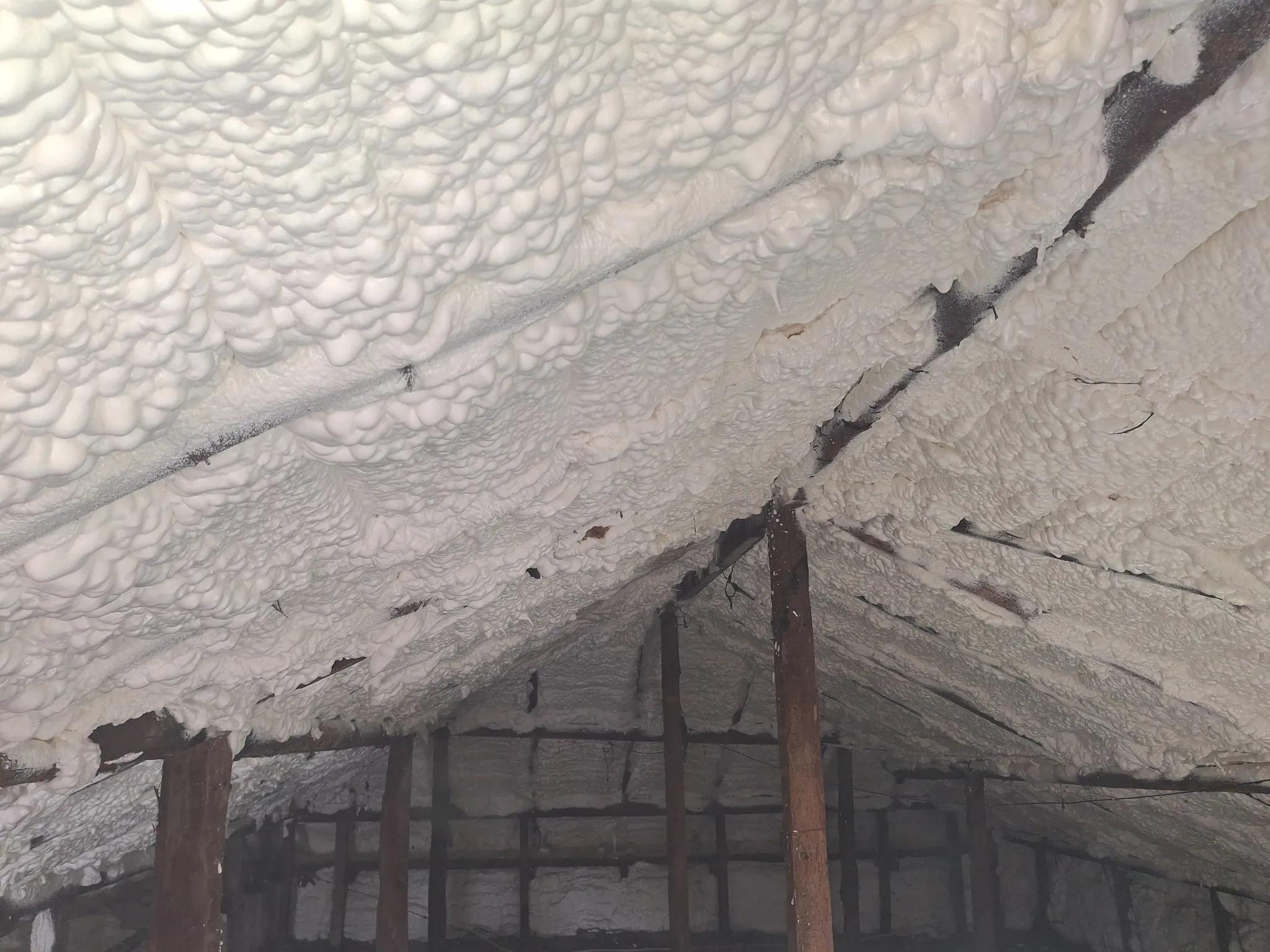 Aplicare spuma poliuretanica cu celula deschisa pentru izolatie pod mansarda Domnesti