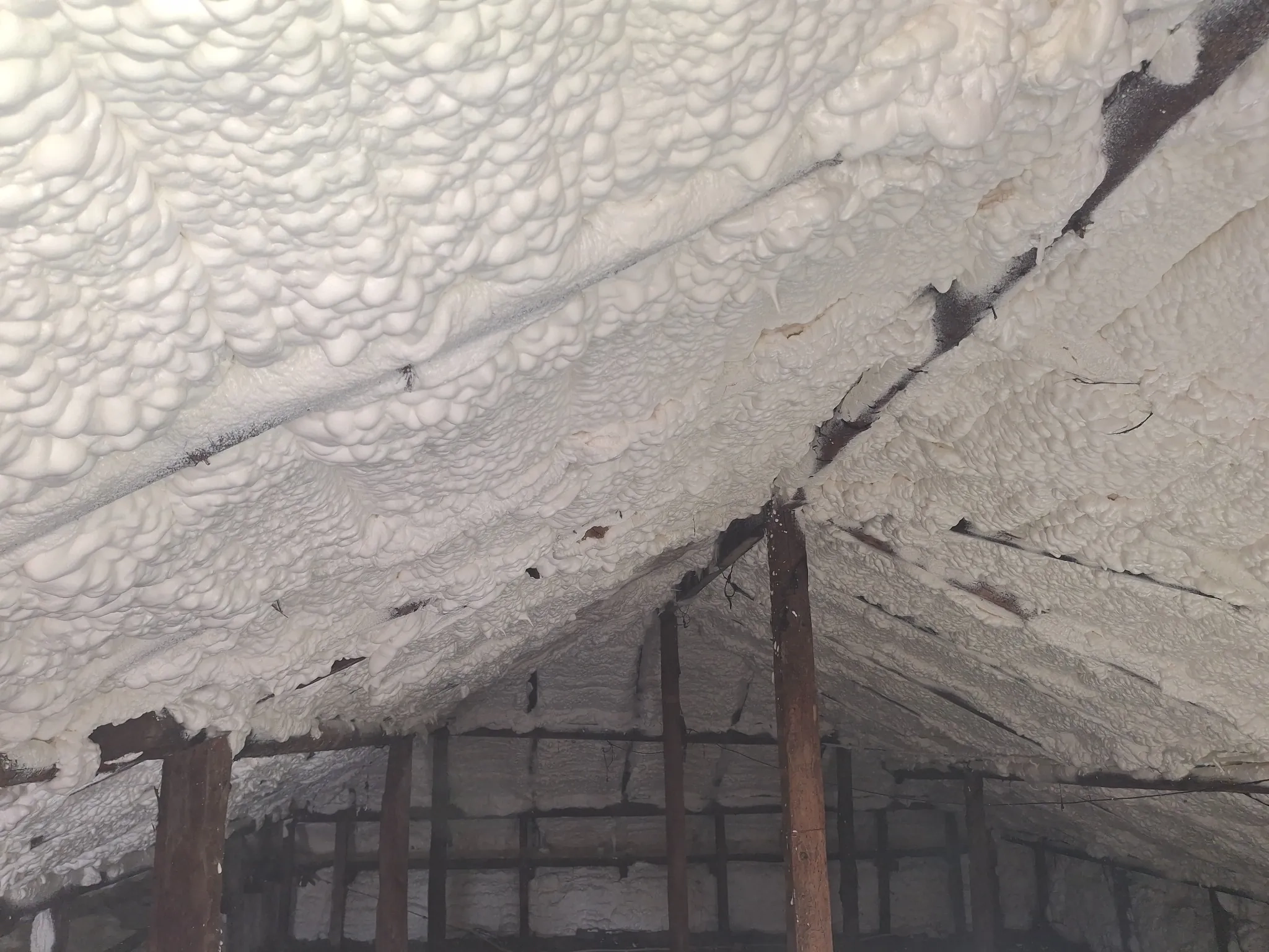 Aplicare spuma poliuretanica cu celula deschisa pentru izolatie pod intr-o mansarda din Domnesti