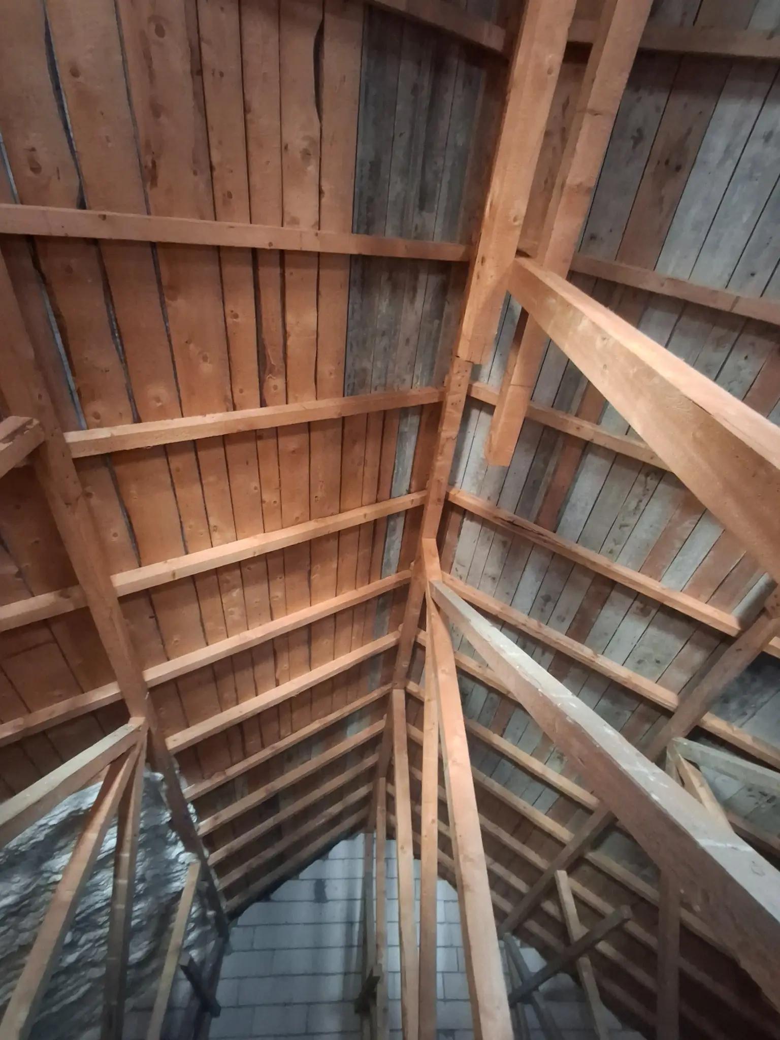 Pod neizolat înainte de aplicarea spumei poliuretanice cu celulă deschisă în Caineni