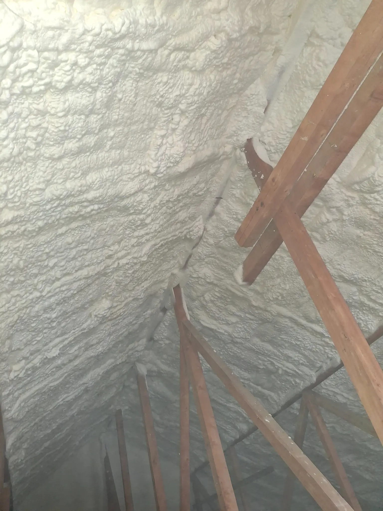 Strat continuu de spumă poliuretanică cu celulă deschisă pentru izolarea mansardei într-un proiect din Caineni