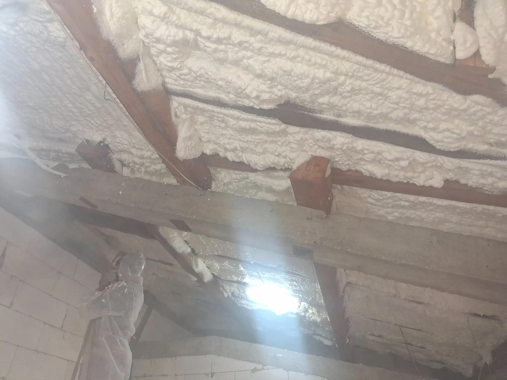 Strat gros de spumă poliuretanică cu celulă deschisă aplicat în pod, parte a unui proiect de izolații în Drobeta Turnu Severin