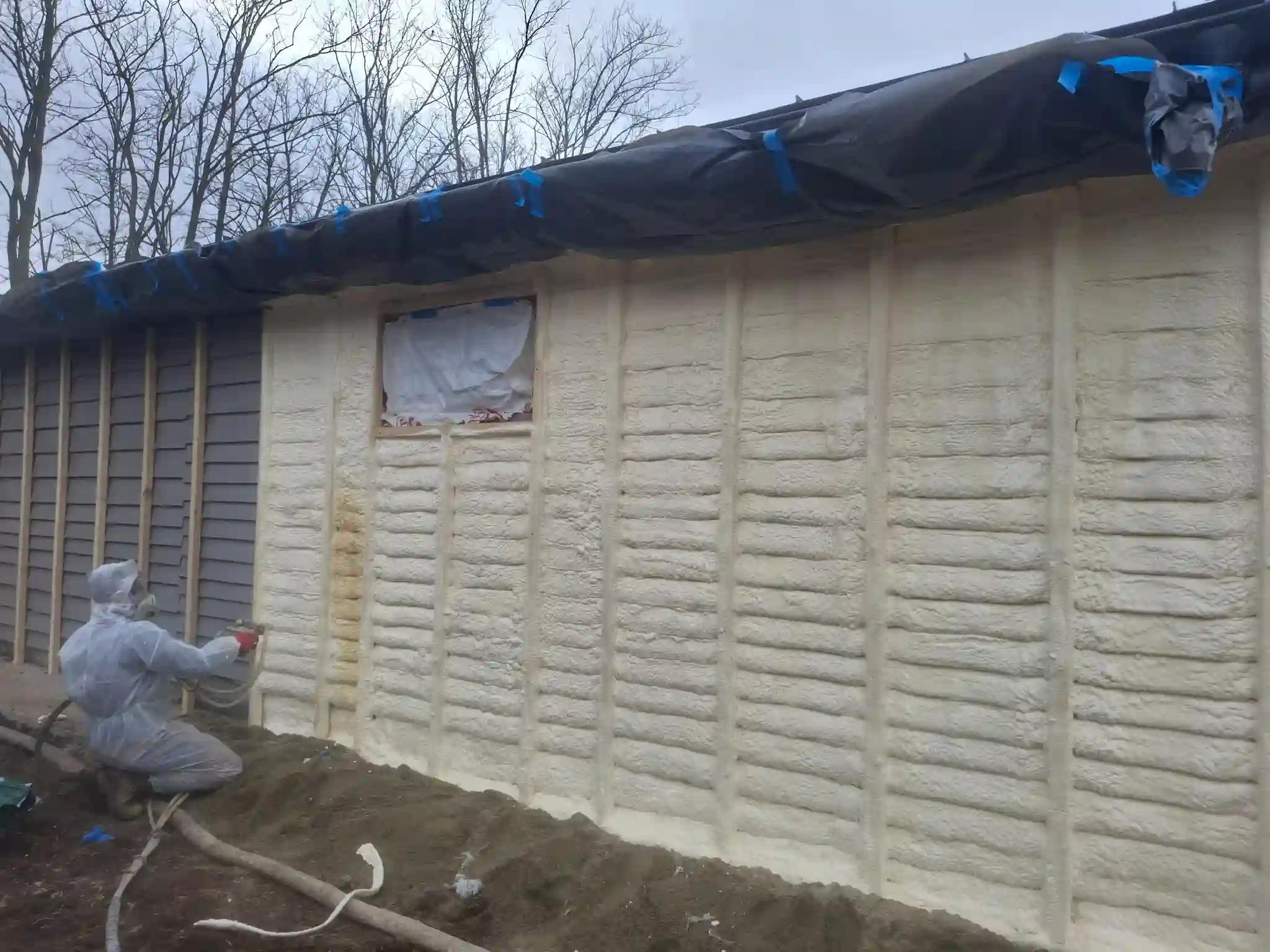 Aplicare spumă poliuretanică cu celulă închisă pe pereți exteriori casă din lemn, izolație termică profesională