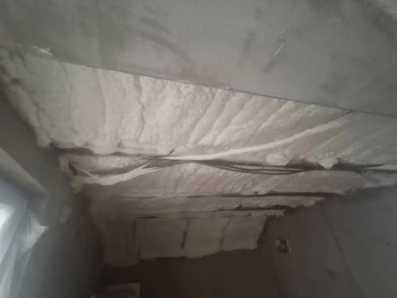 Spumă poliuretanică aplicată pe întreaga suprafață a tavanului și pe grinzi, pentru izolație termică eficientă