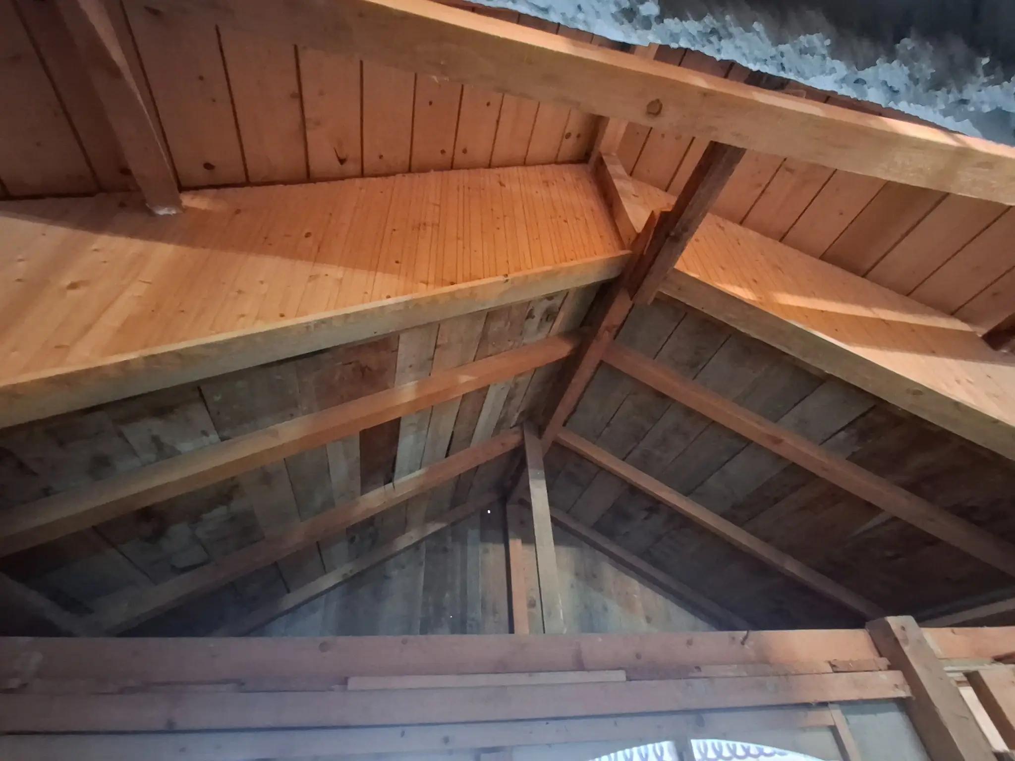 Stadiu inițial înainte de izolația cu spumă poliuretanică în Craiova, Dolj