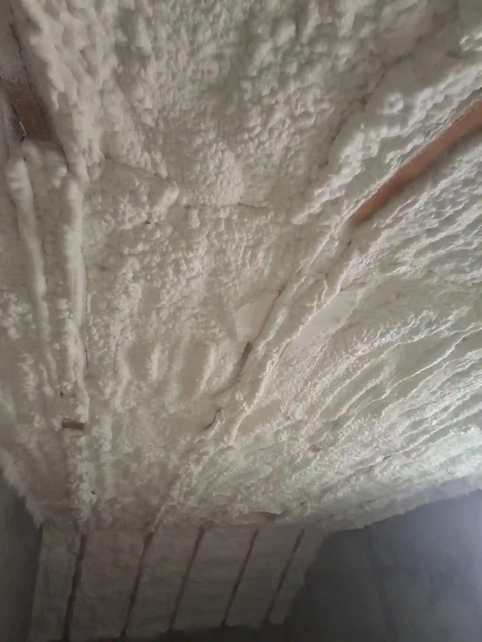 Detaliu izolație spumă poliuretanică între căpriori