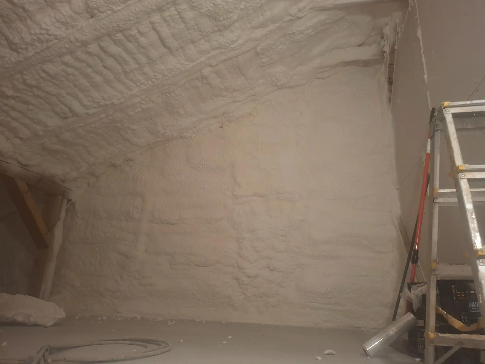 Mansarda după aplicarea completă a izolației cu spumă poliuretanică pe toate suprafețele