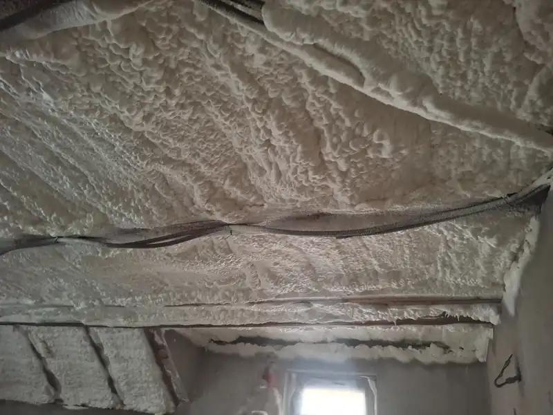 Proces de aplicare spumă poliuretanică pe tavan, lucrare realizată profesional pentru eficiență energetică