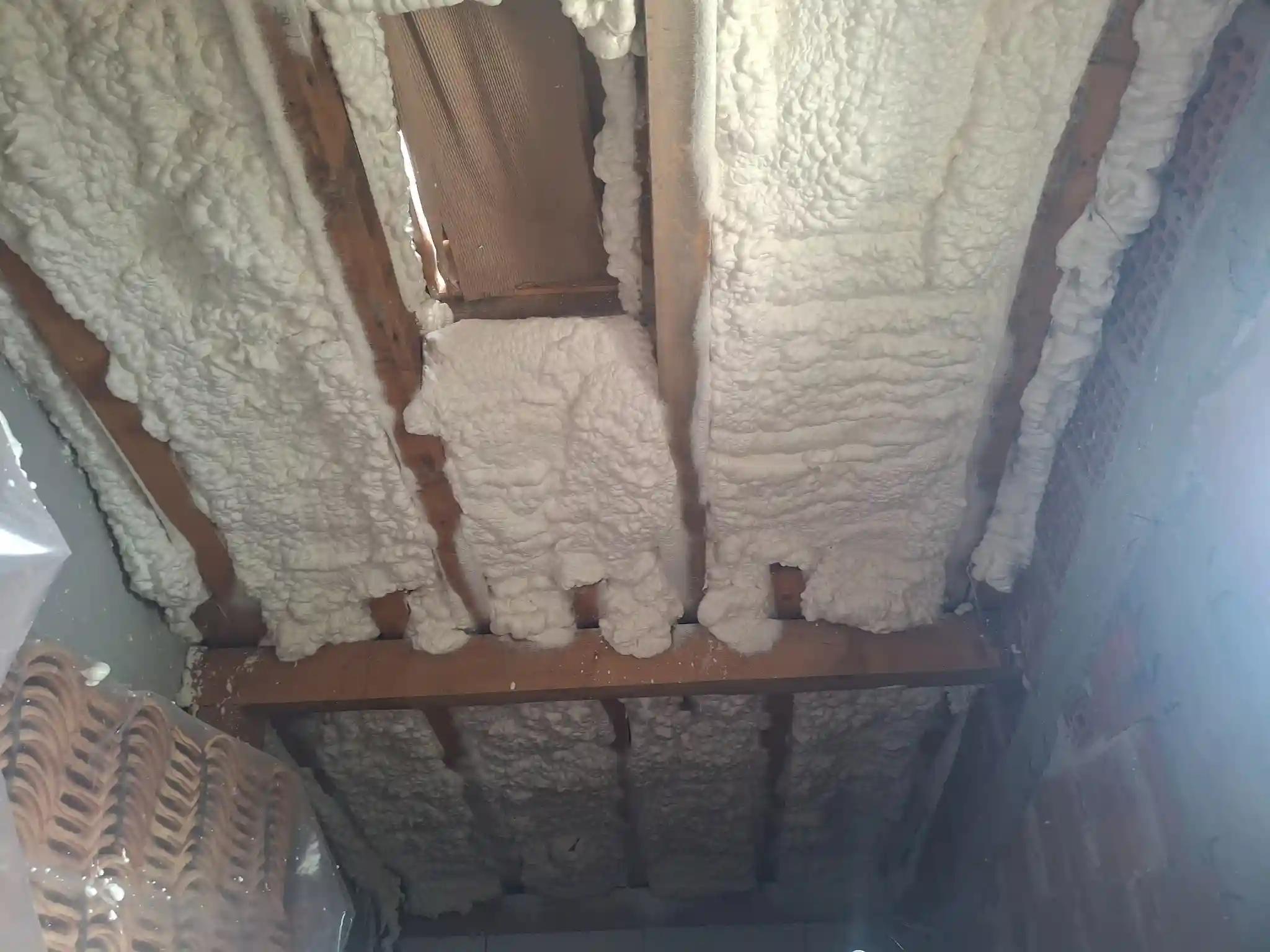 izolat cu spumă poliuretanică 15 cm, suprafață 180 mp, localitate Tg Jiu Gorj