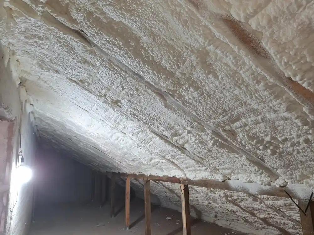 Interior pod complet izolat cu spumă poliuretanică cu celulă deschisă, 80 m², 10 cm grosime – lucrare finalizată în Horezu, județul Vâlcea